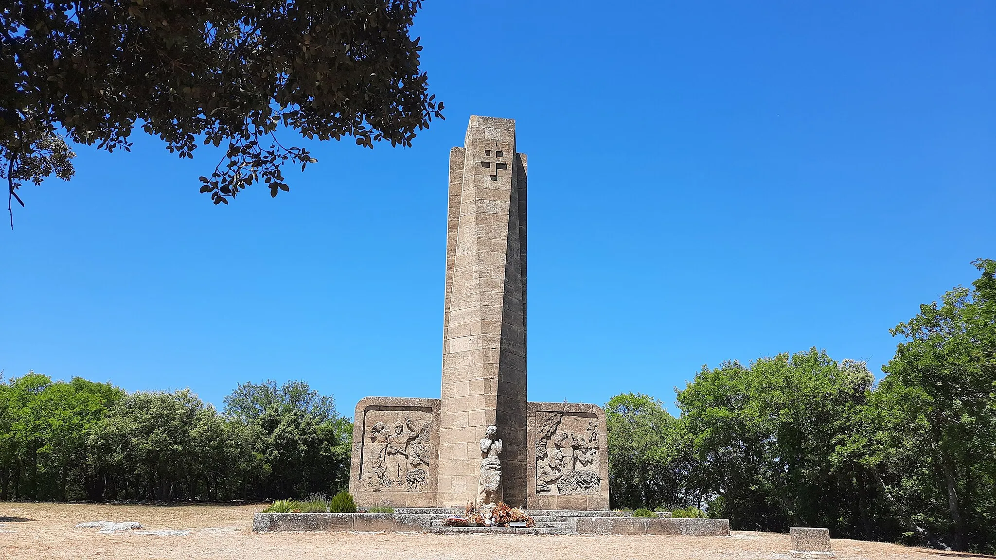 Photo showing: Monument à la Résistance du plateau Sainte-Anne à Lambesc