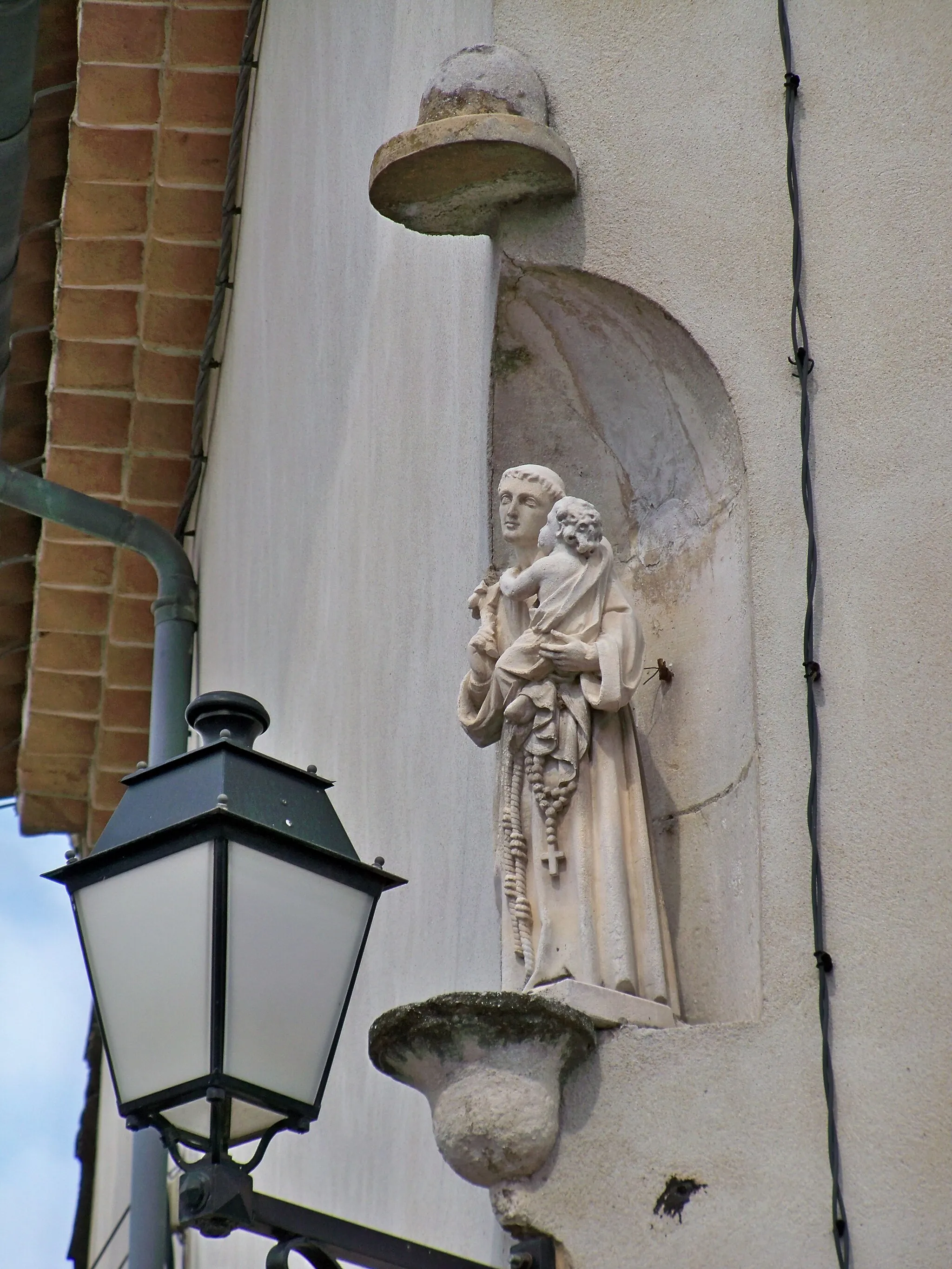 Photo showing: statue à l'angle d'une maison de Lapalud