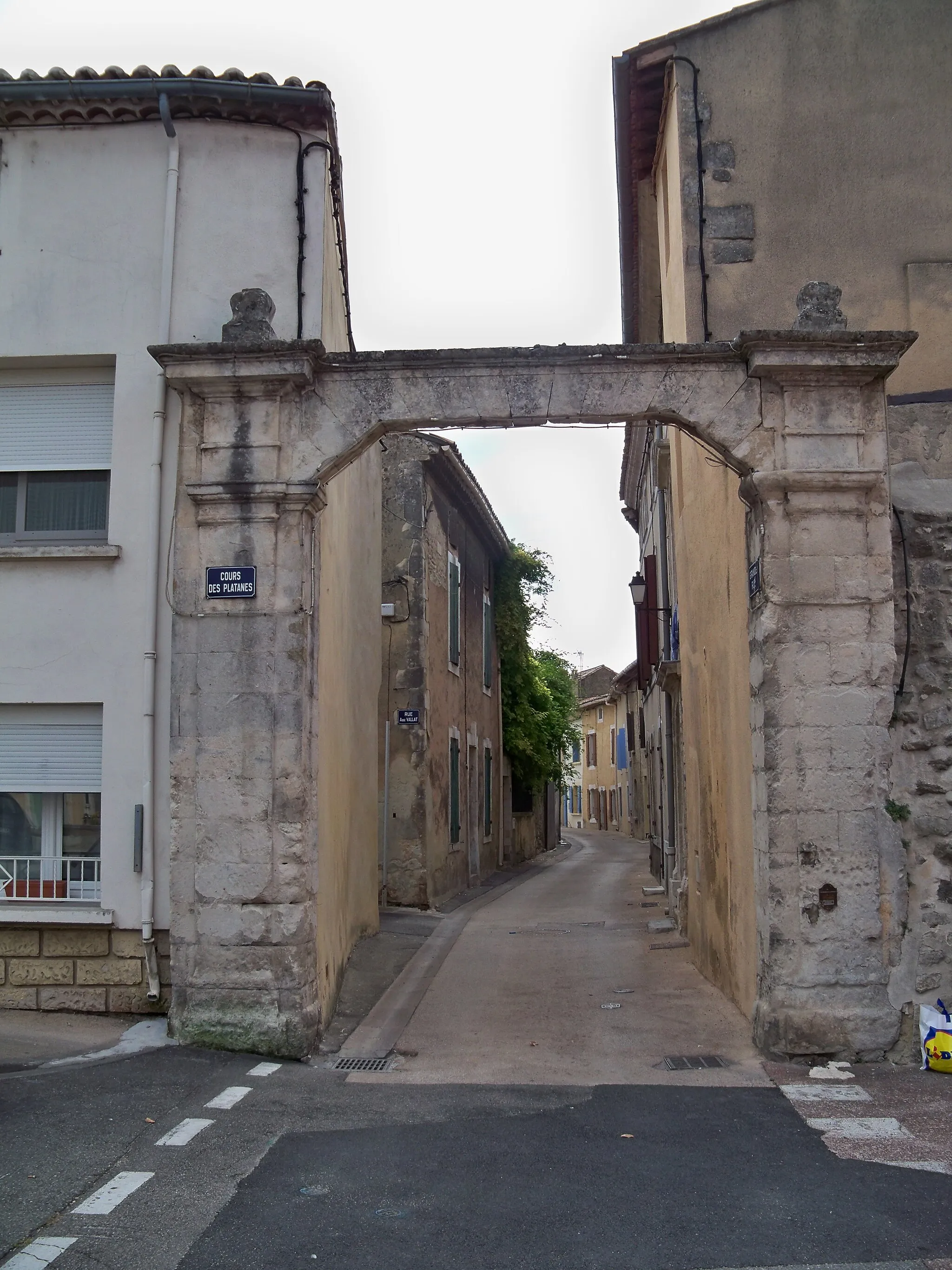 Photo showing: vieille porte de ville à Lapalud