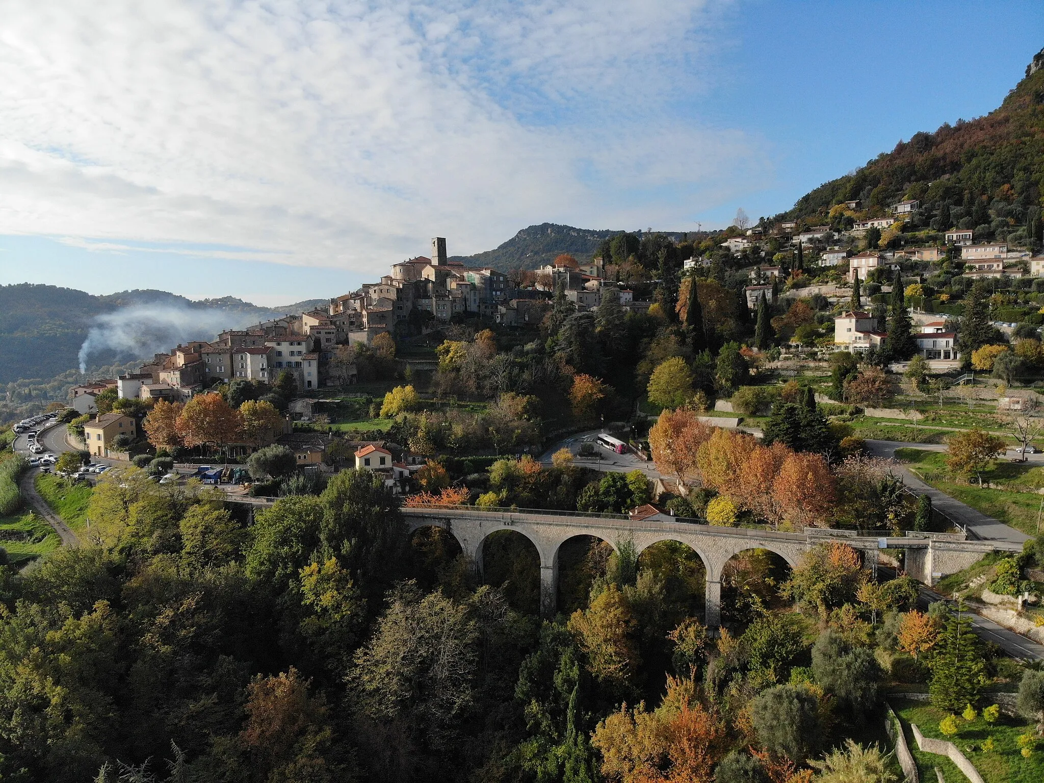 Photo showing: Vue du Bar-sur-Loup et du pont de la Jarrerie (viaduc des Ribas)