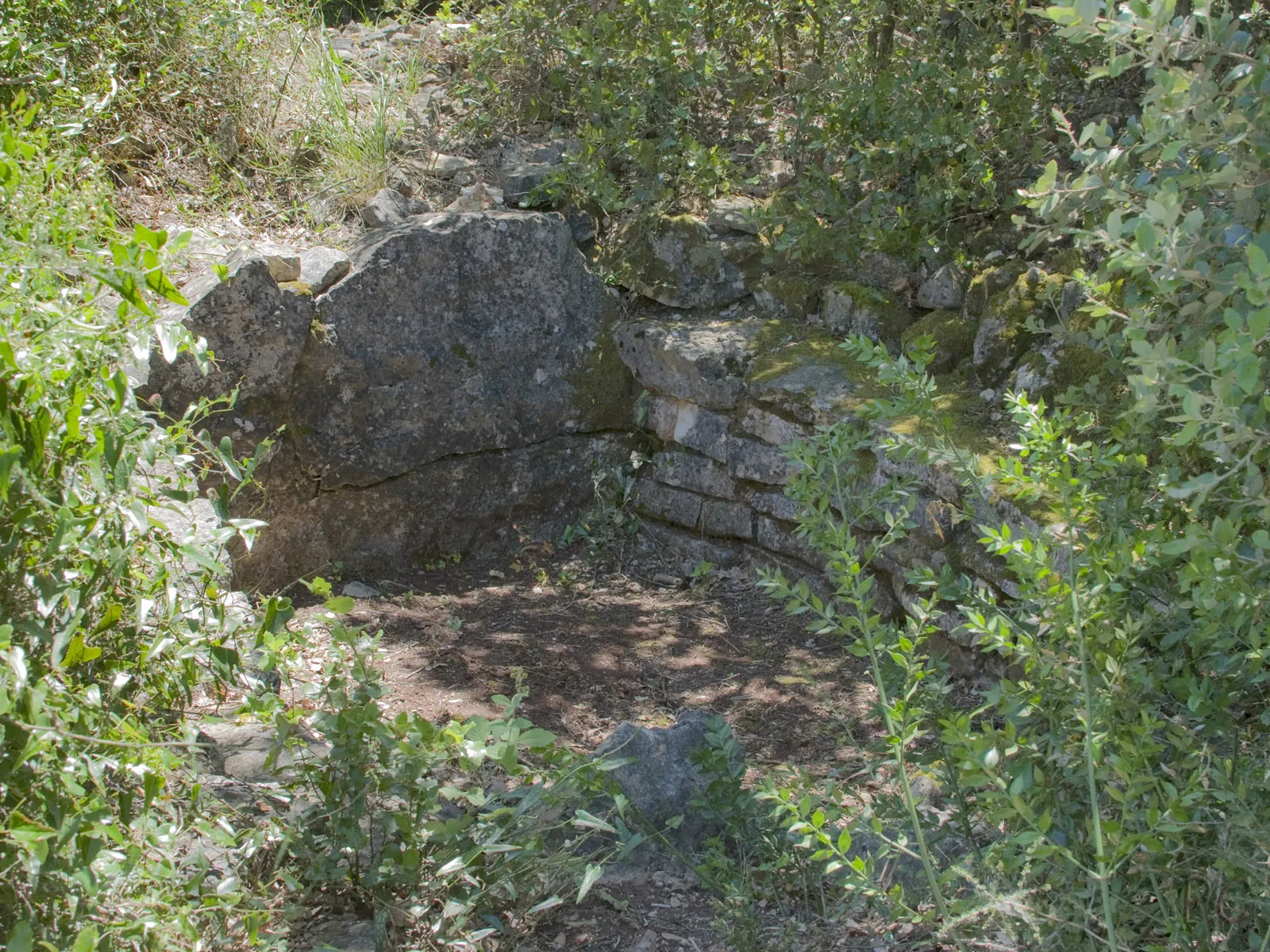 Photo showing: Dolmen des Muraires, découvert par Georges Bérard dans les années 1960.