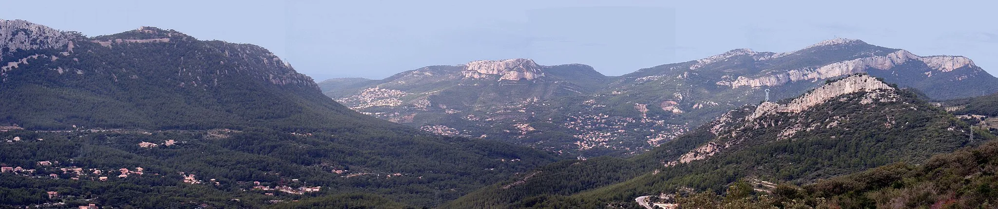 Photo showing: Vue arrière de la ville de Toulon (France, Var), avec le Revest.