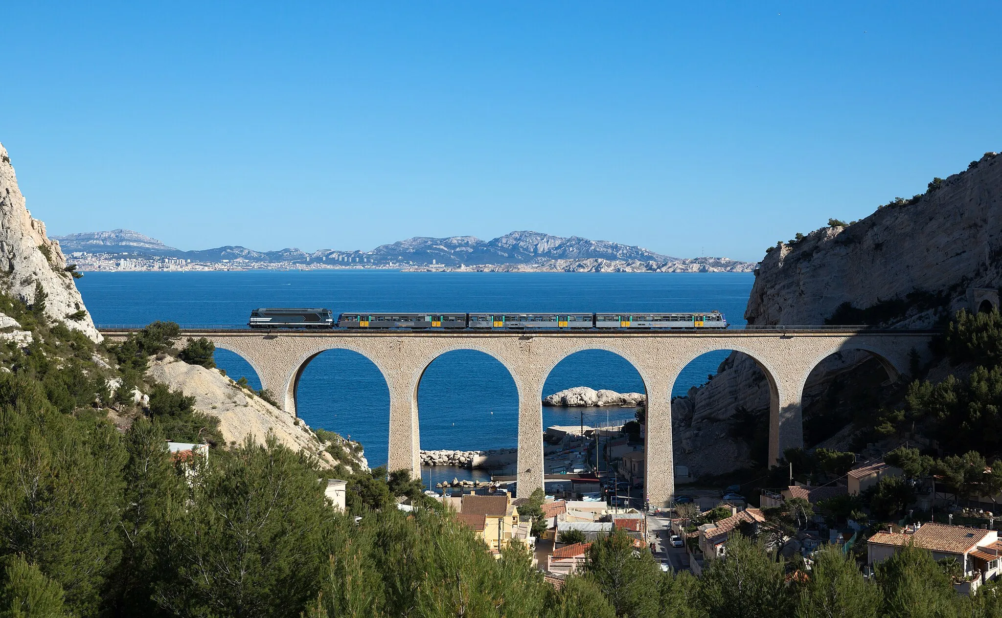 Photo showing: A BB 67400 pushes a RIO ("Rame Inox Omnibus") set as a local train from Marseille to Martigues. Pictured at Niolon, France.