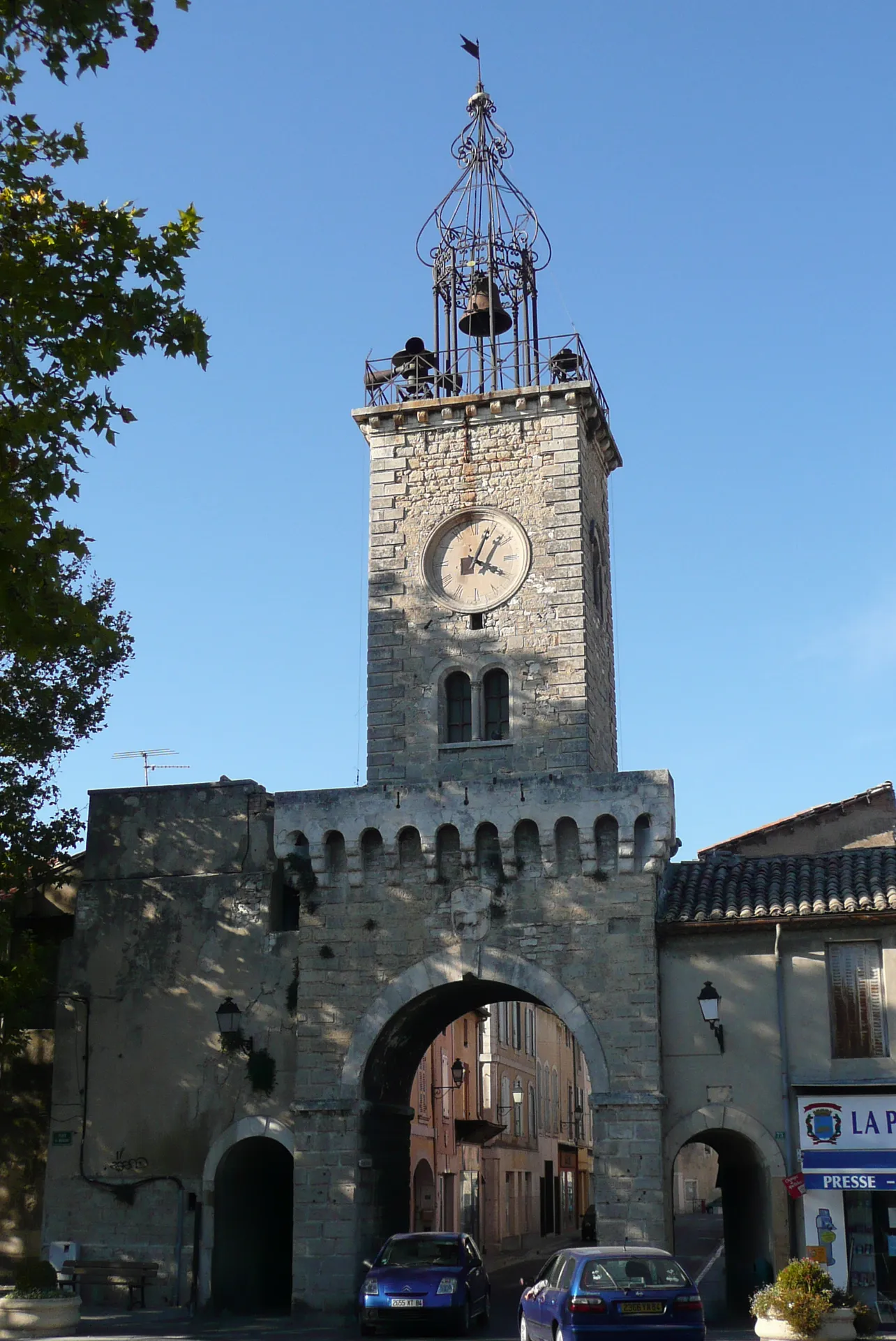 Photo showing: Porte de la ville et campanil du village Le Thor (Vaucluse)