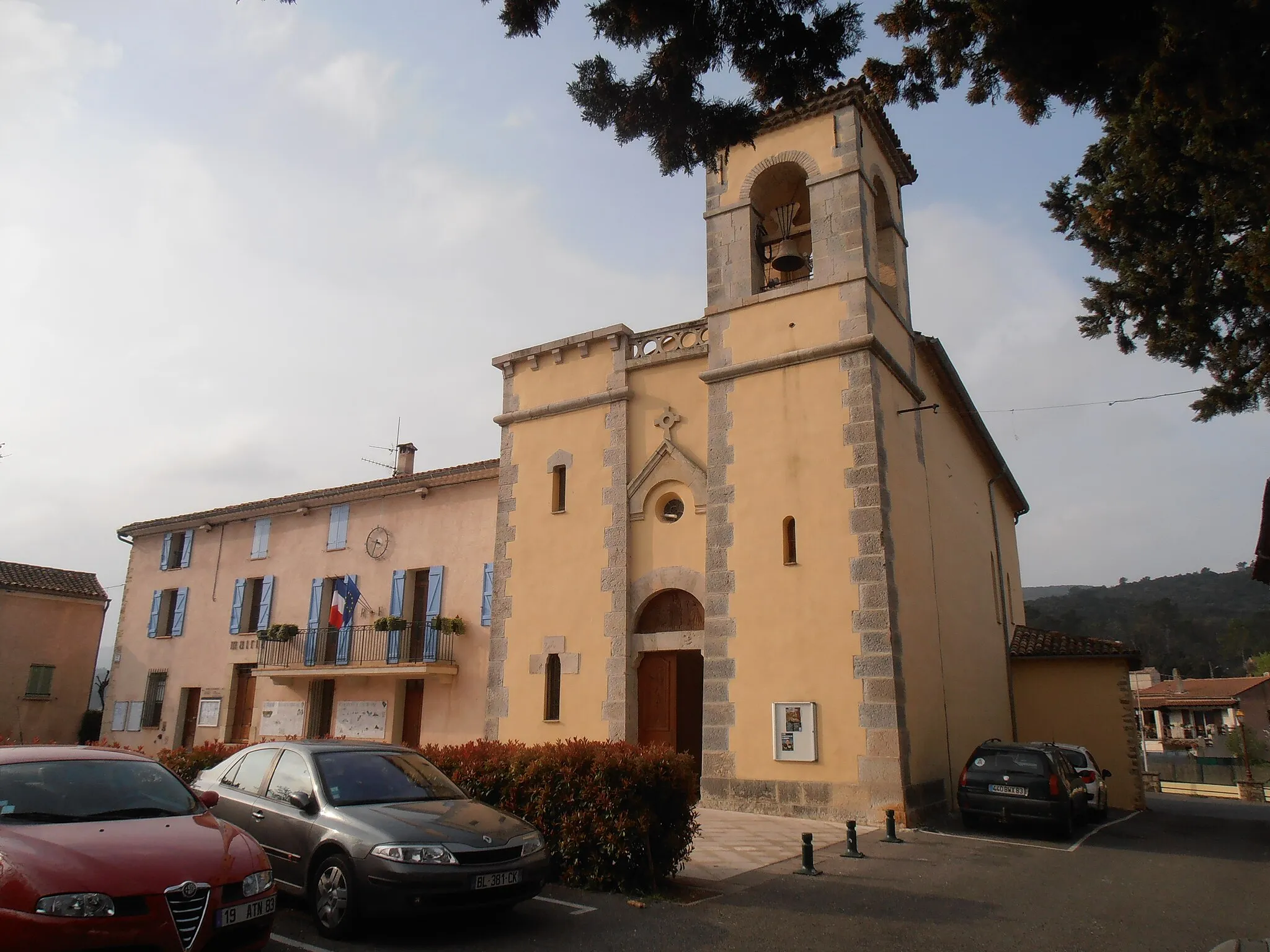 Photo showing: Le Thoronet, Var. L'église, la mairie et la place du village