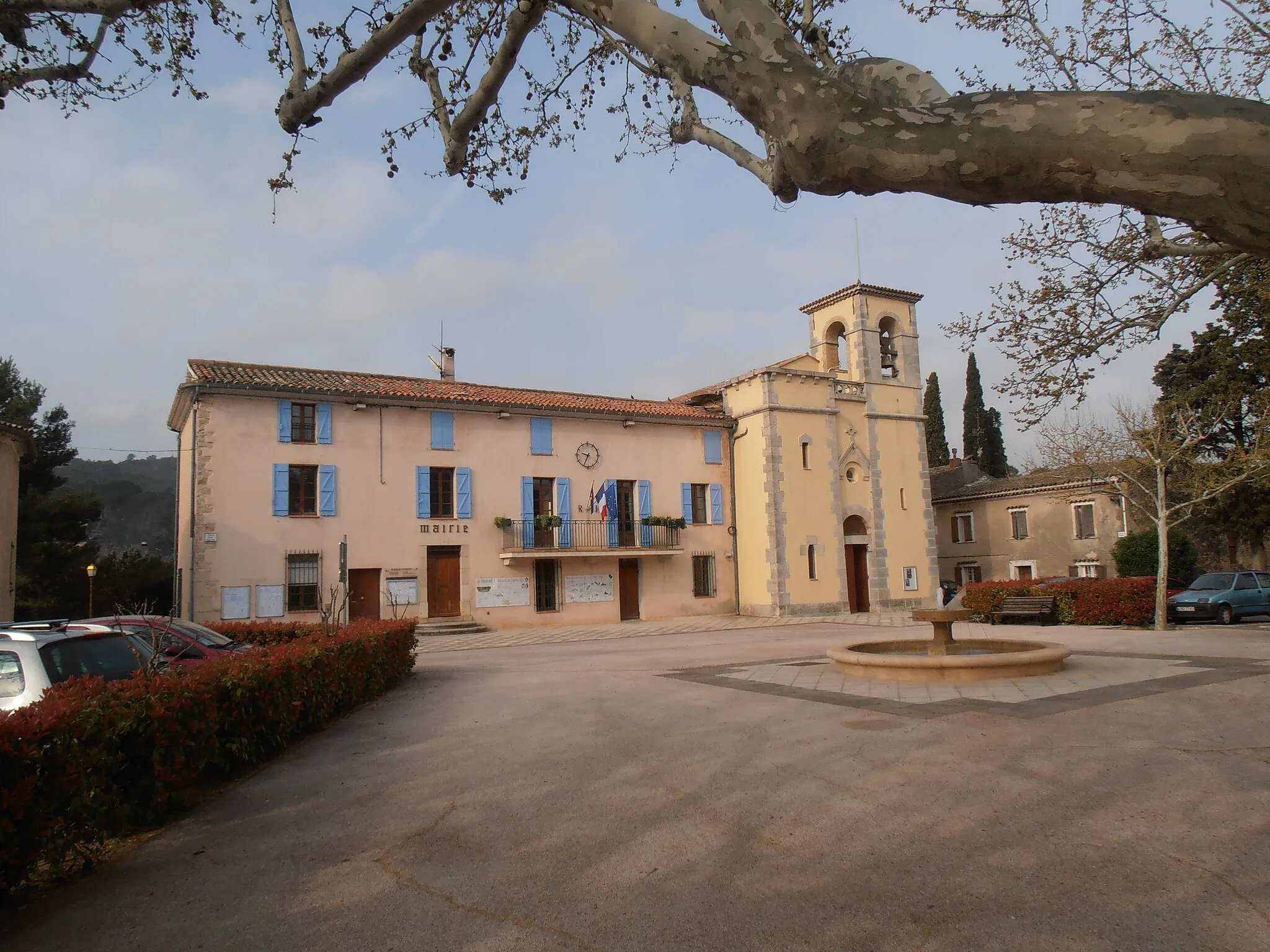 Photo showing: Le Thoronet (Var) La mairie, l'église et la place du village