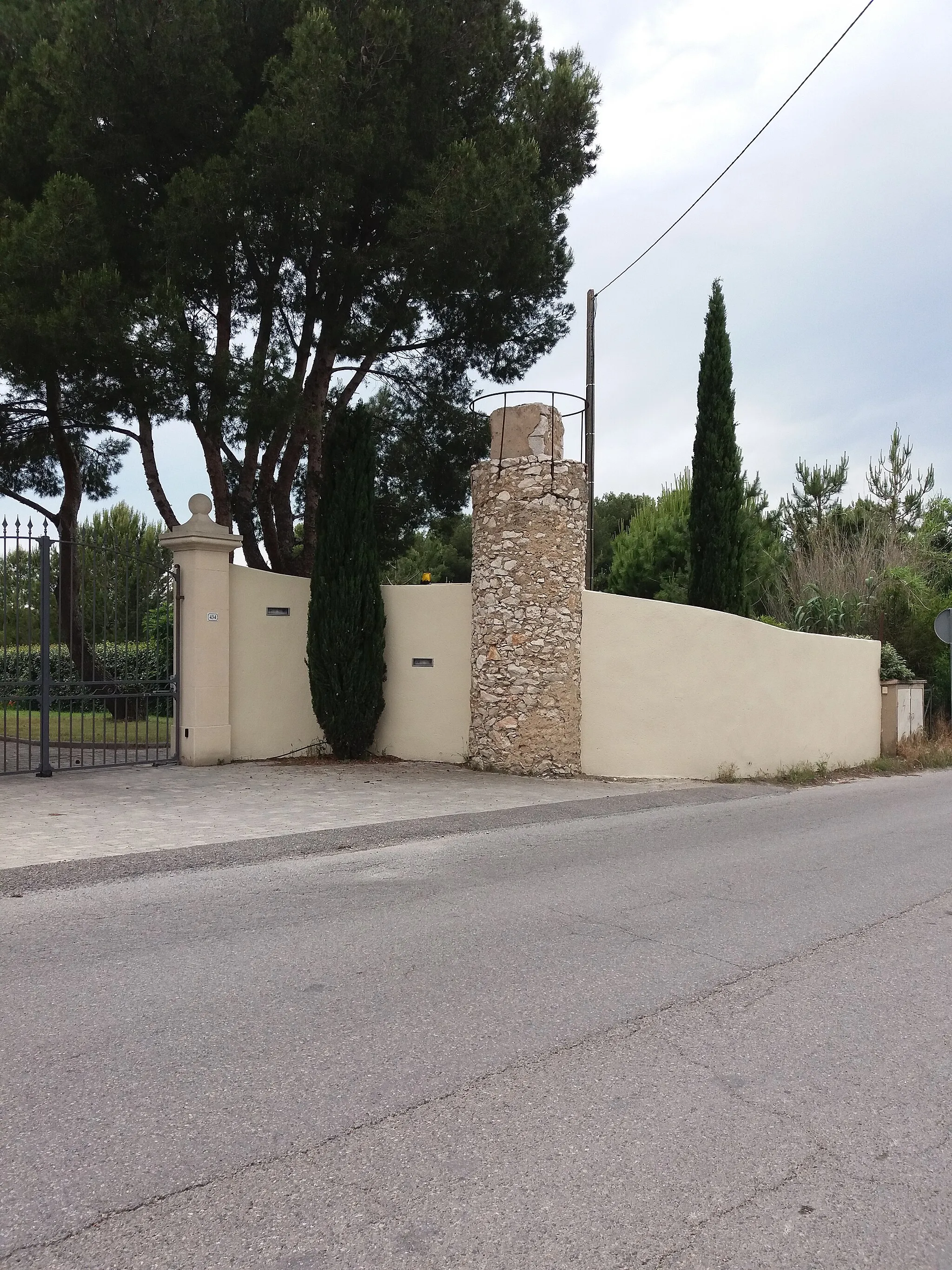 Photo showing: Chemin de Rebuty : vestige de tour dans le mur d'une propriété.