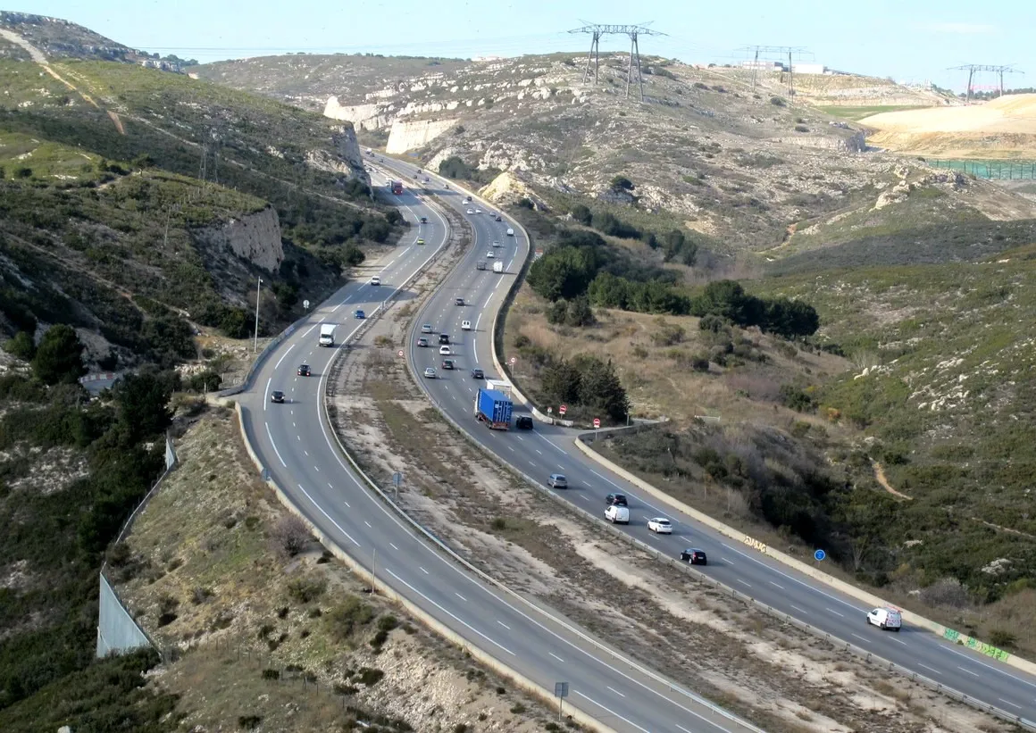 Photo showing: L'autoroute A55 à la sortie de Marseille, montée dans les collines de la Nerthe, en direction des Pennes-Mirabeau. Sur la droite le centre d'enfouissement technique des Pennes.