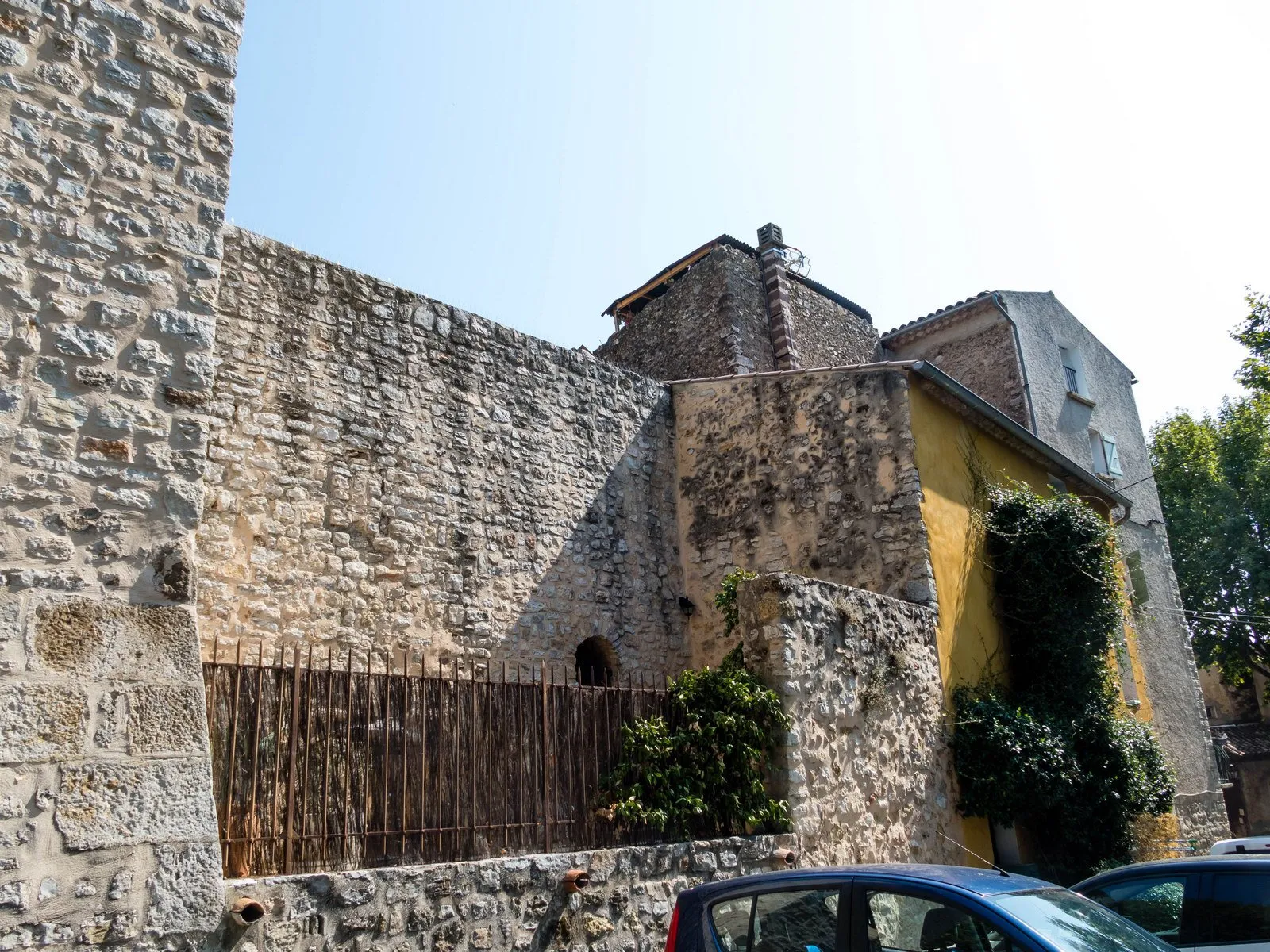 Photo showing: Medieval ramparts now converted to dwellings, Lorgues, France