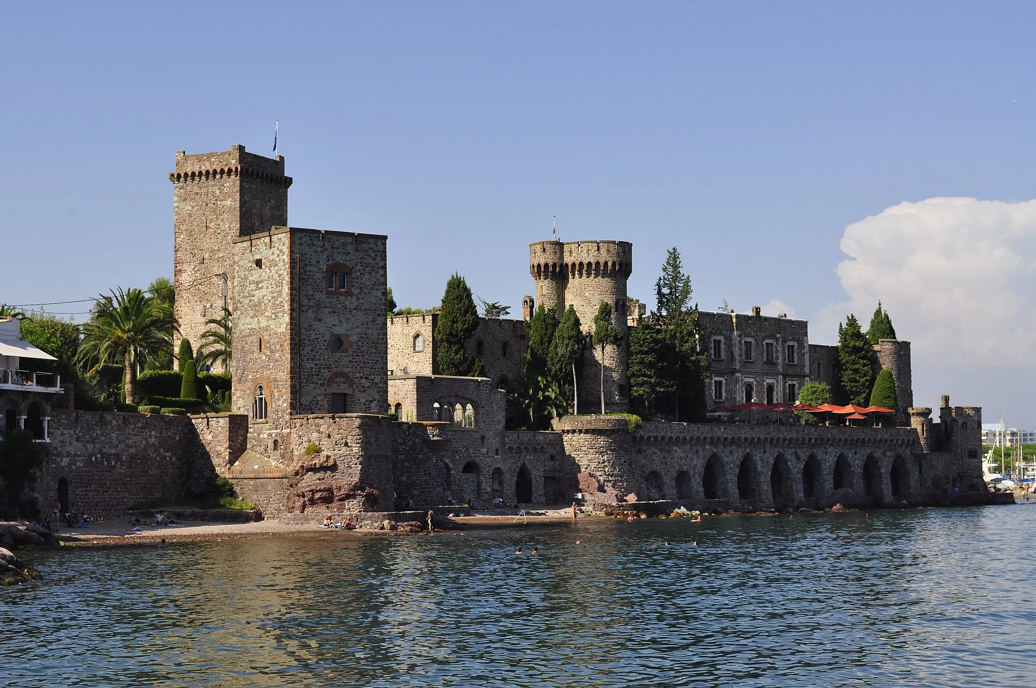 Photo showing: Vue du château de La Napoule depuis la plage de la Raguette.