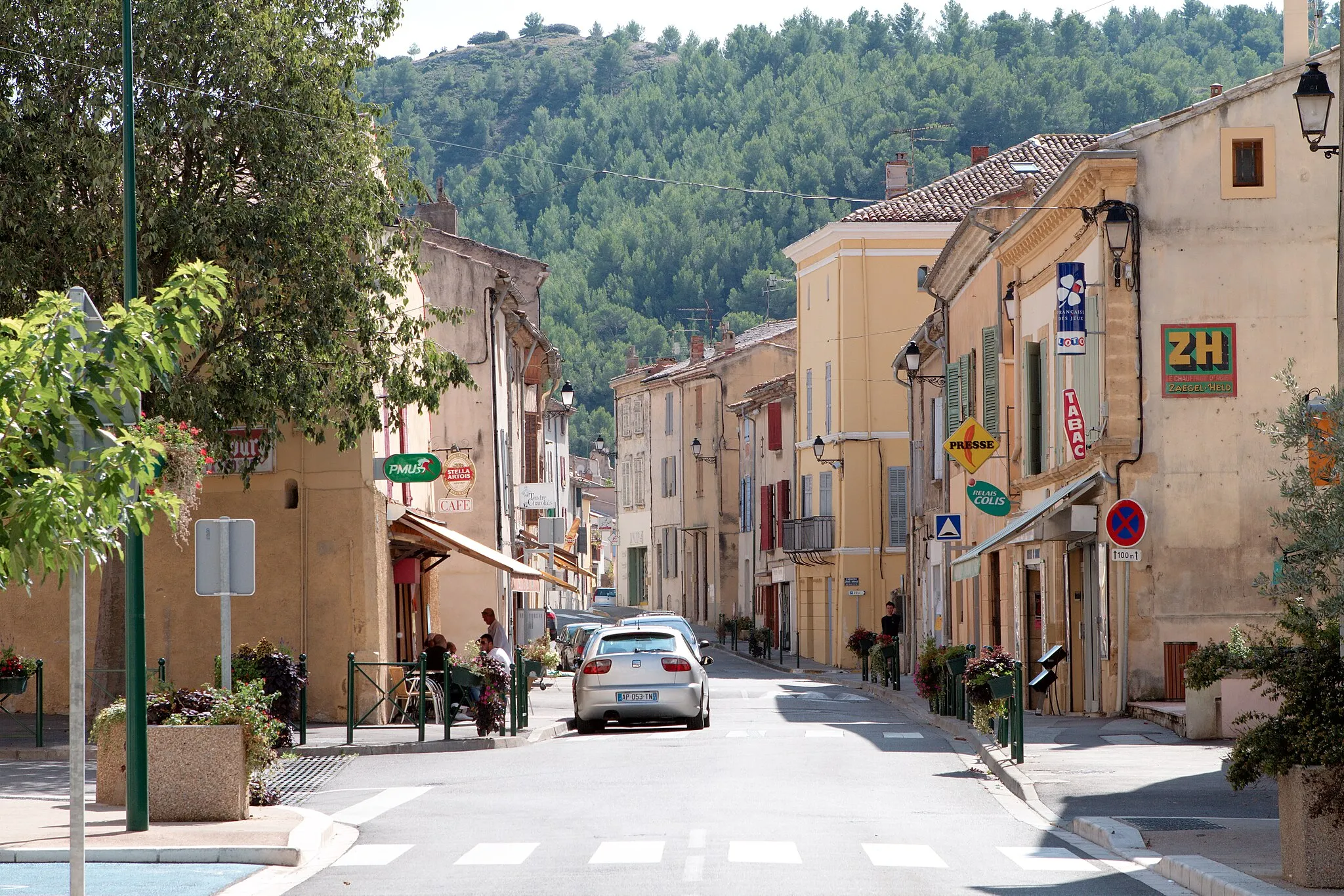 Photo showing: Main street of Meyrargues, Bouches-du-Rhône (France).