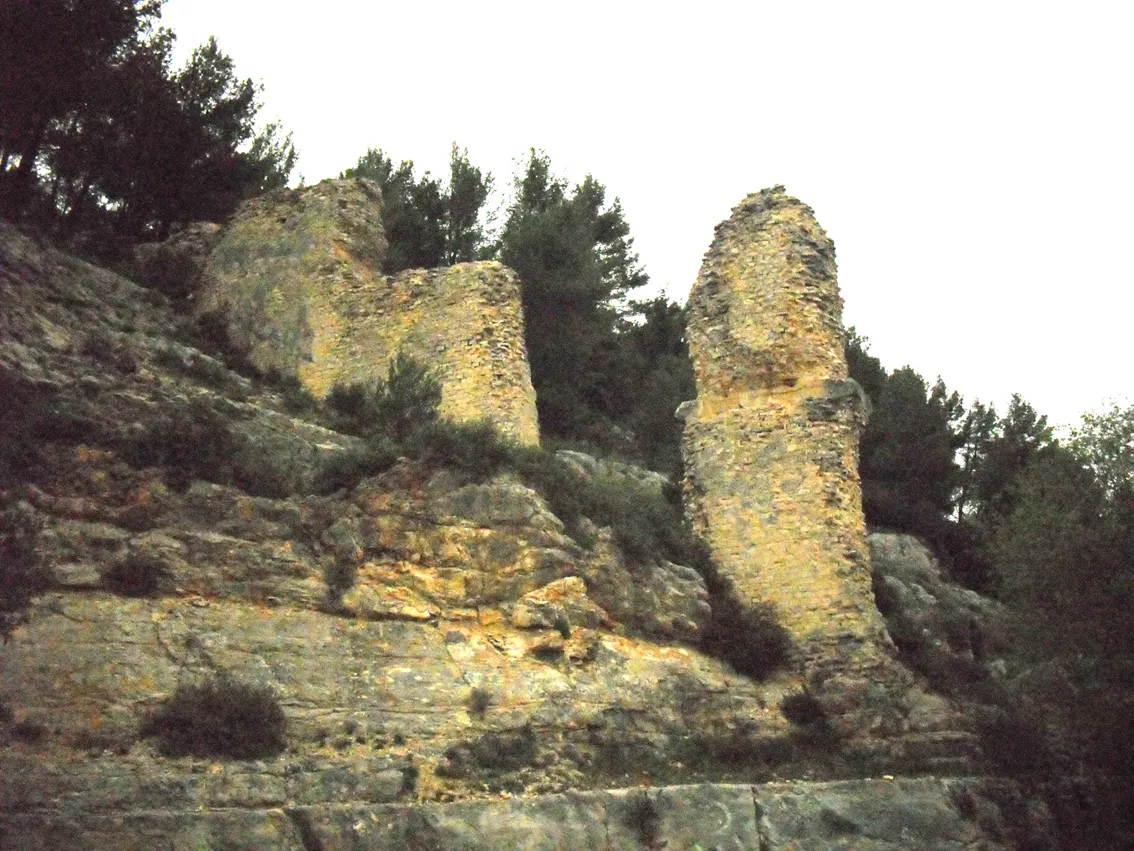 Photo showing: Restes de l'aqueduc de Traconnade sur la commune de Meyrargues (Bouches-du-Rhône).