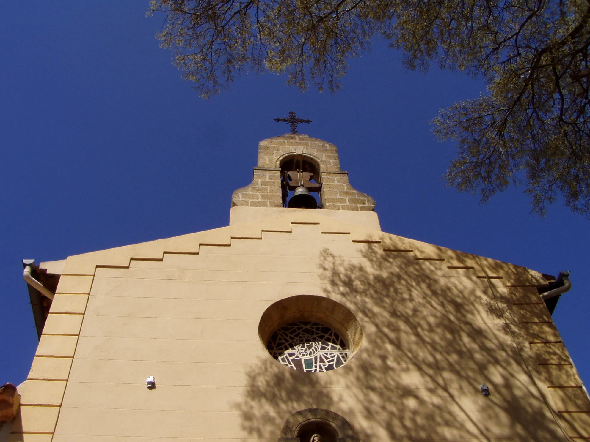 Photo showing: The bell tower of the Church of Meyreuil