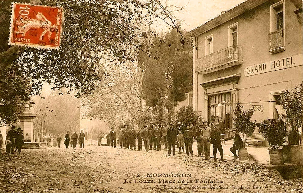 Photo showing: Place de la Fontaine et Grand Hôtel sur le Cours de Mormoiron