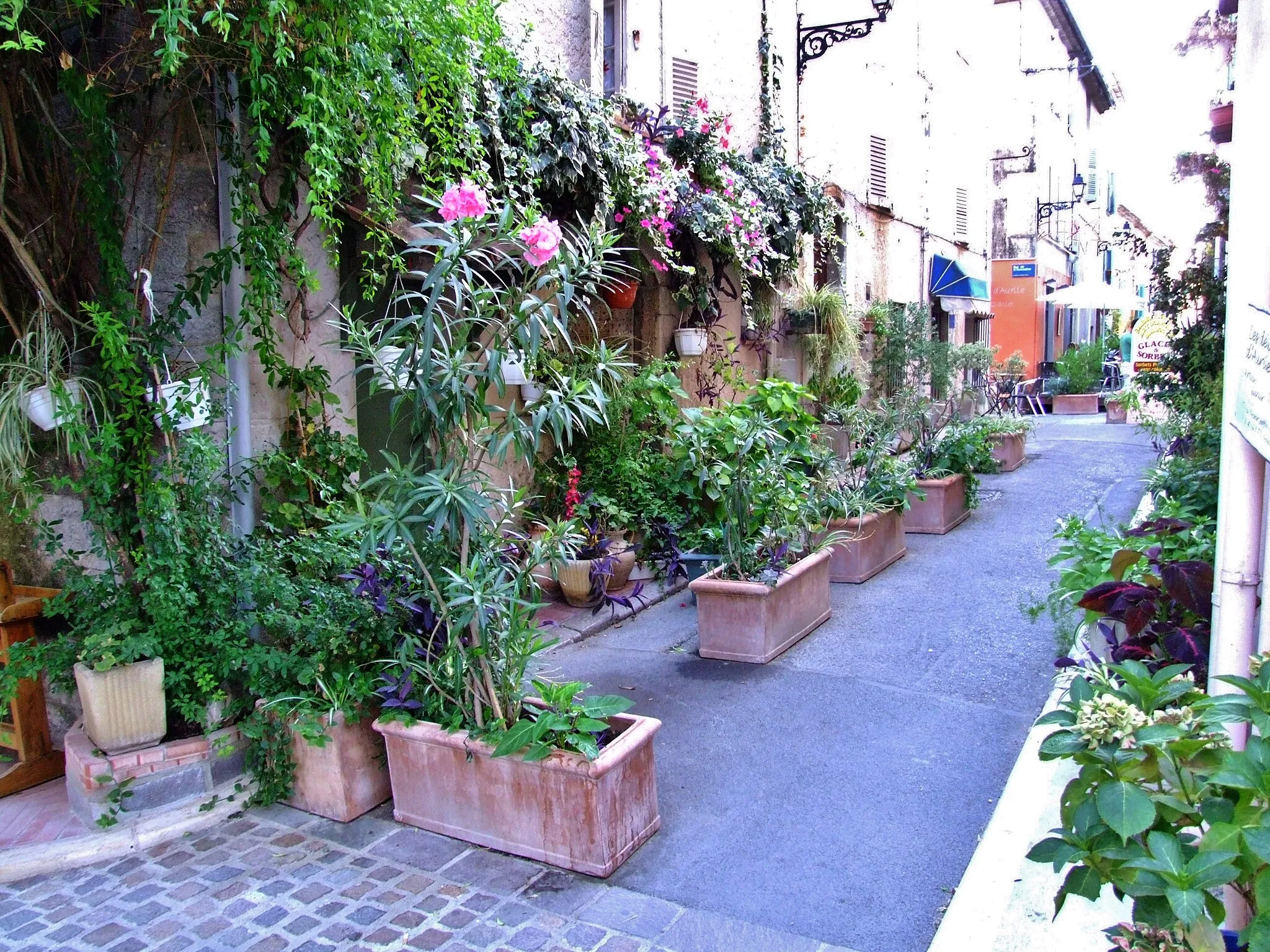 Photo showing: A street in Mouans-Sartoux (Alpes-Maritimes, France).