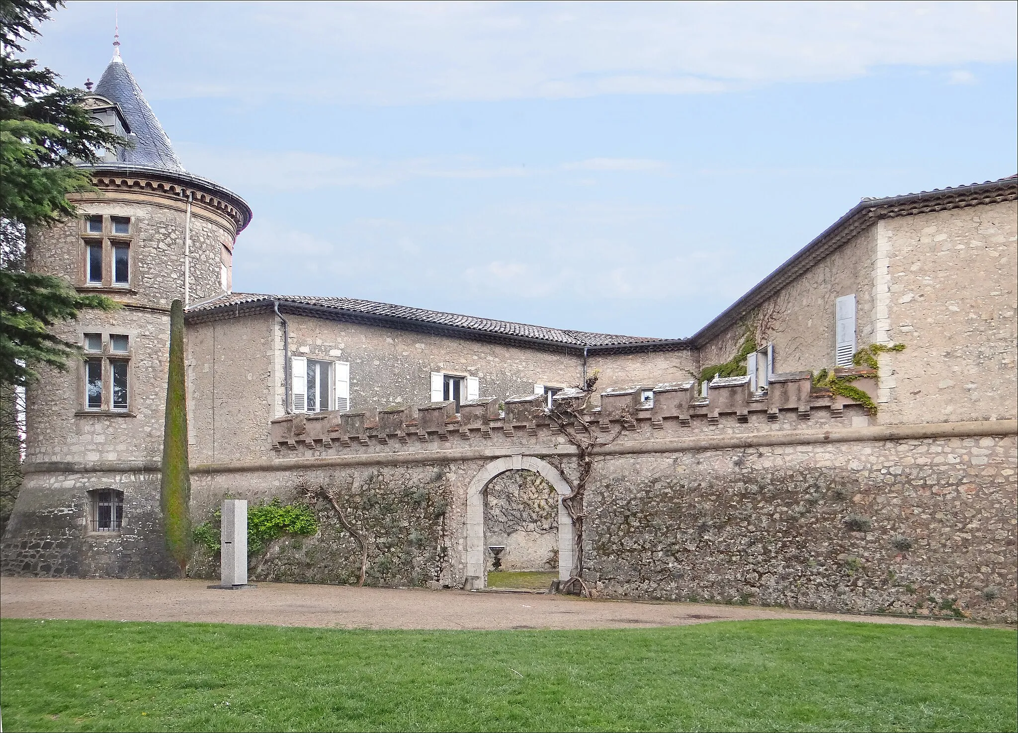 Photo showing: Vue du Château de Mouans-Sartoux
Le château a été édifié au début du XVIème siècle (1504-1510)
Son plan initial triangulaire a été préservé
À gauche, devant l'enceinte du château, sculpture de Gottfried Honegger : "Division 10", 1988, en granit Bianco sardo.

L'Espace de l'Art Concret (EAC) a été hébergé lors de sa création en 1990 dans le château de Mouans-Sartoux qui venait d'être racheté par la ville. Depuis sa création, le pari de l'EAC est toujours de placer l'art au coeur de la vie en soulignant l'importance de l'éducation du regard notamment des enfants.
Pour développer cette politique de médiation à travers des ateliers pédagogiques, un bâtiment a été construit dans le parc du château par l'architecte Marc Barani et inauguré en 1998.
Sybil Albers et Gottfried Honegger, à l'origine du projet collectif de l'EAC, ont fait don de leur collection d'Art Concret à l'État (CNAP) en 2000.
Dans le parc du château, un nouveau bâtiment conçu par les architectes Mike Guyer et Annette Gigon a été inauguré en 2004 pour présenter la collection ainsi que des expositions temporaires.
Le parc a été réaménagé par Gilles Clément
L'EAC a été créé avec le soutien des collectivités territoriales (André Aschiéri, maire de Mouans-Sartoux de 1974 à 2015) et de l'État
Le site officiel de l'EAC

www.espacedelartconcret.fr/