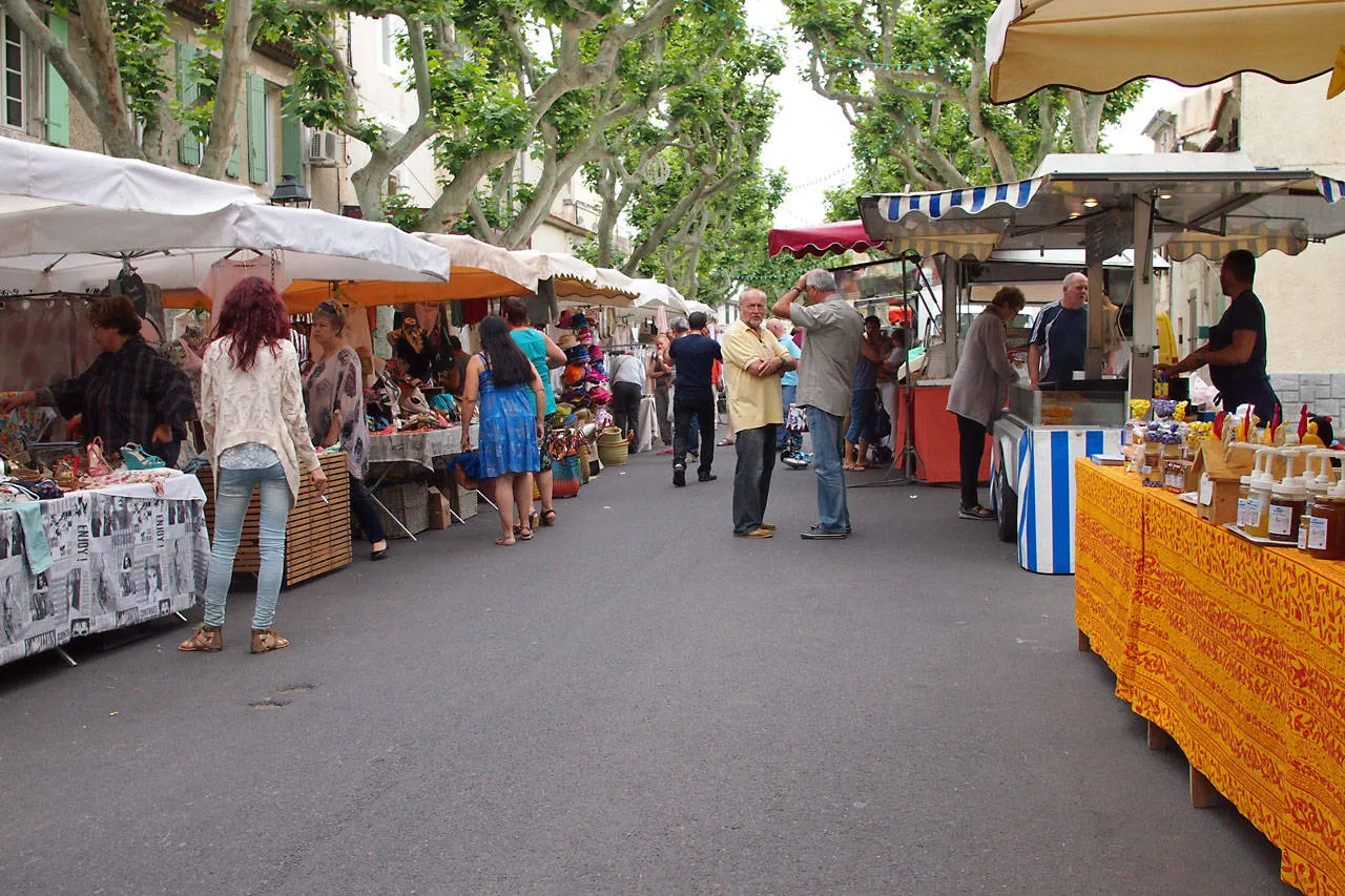 Photo showing: Markt in Mouriès