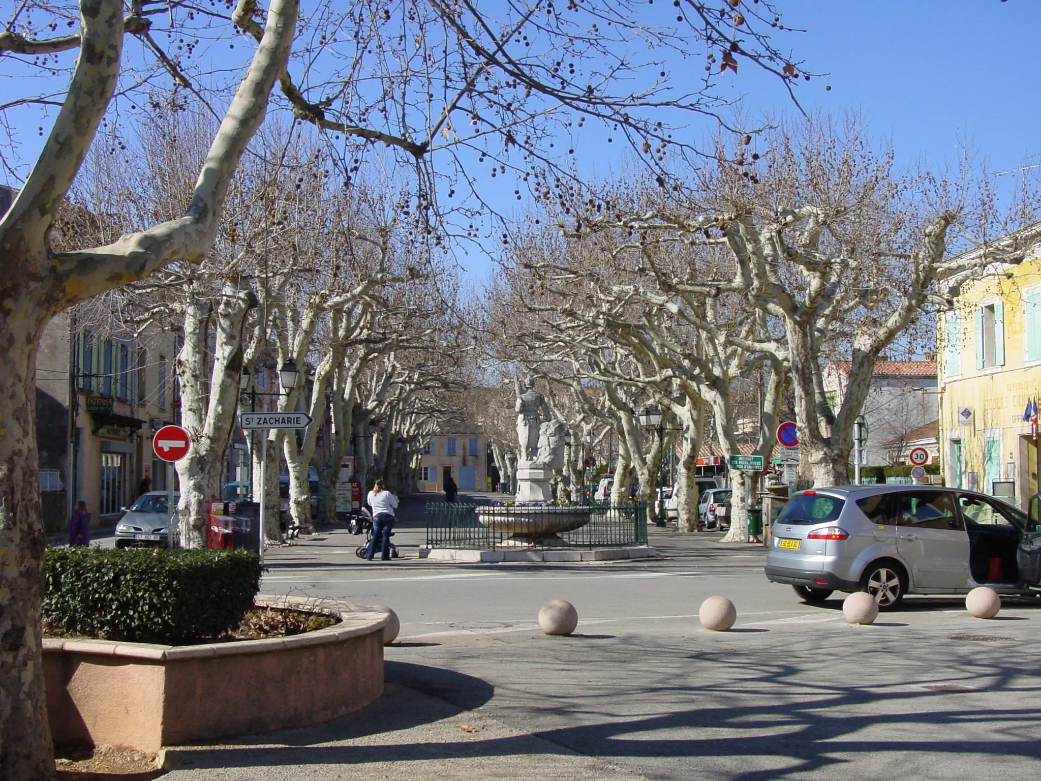 Photo showing: Cours Général de Gaulle à Nans-les-Pins