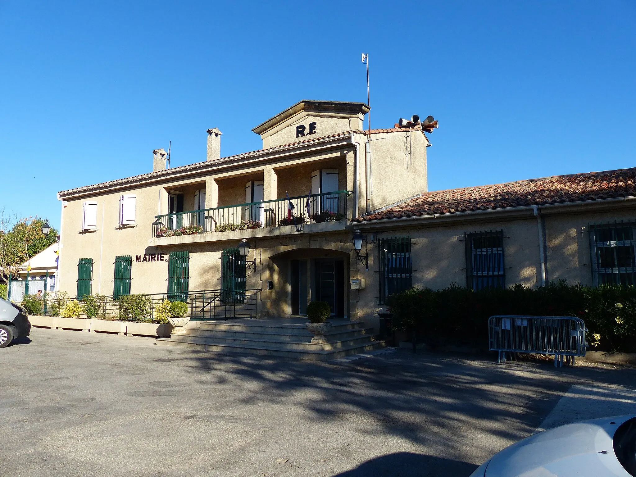 Photo showing: Vue de la mairie de Nans les Pins