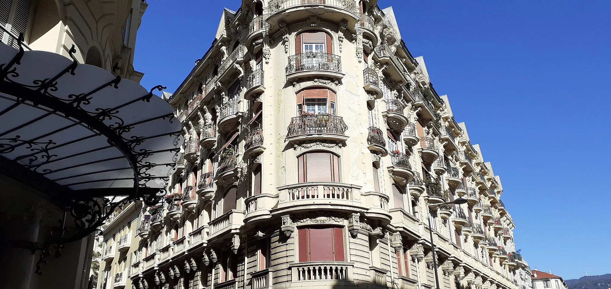 Photo showing: Une des très nombreuses façades Belle Époque dans le centre-ville de Nice