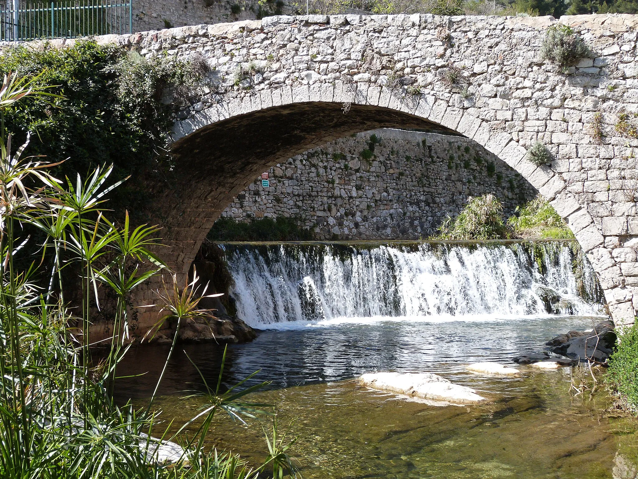 Photo showing: Ce pont permet de traverser la Reppe, à Ollioules. D'origine médiévale, c'était à l'époque un pont en dos d'âne.