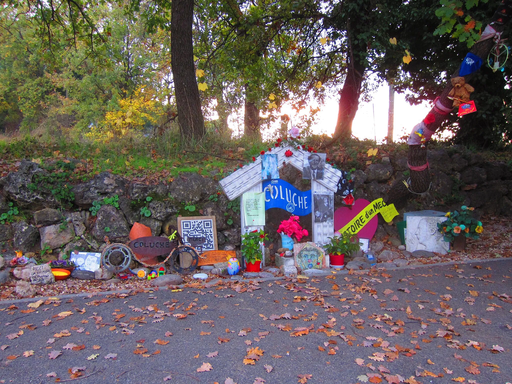 Photo showing: Hommages à Coluche à Opio, sud de la France.