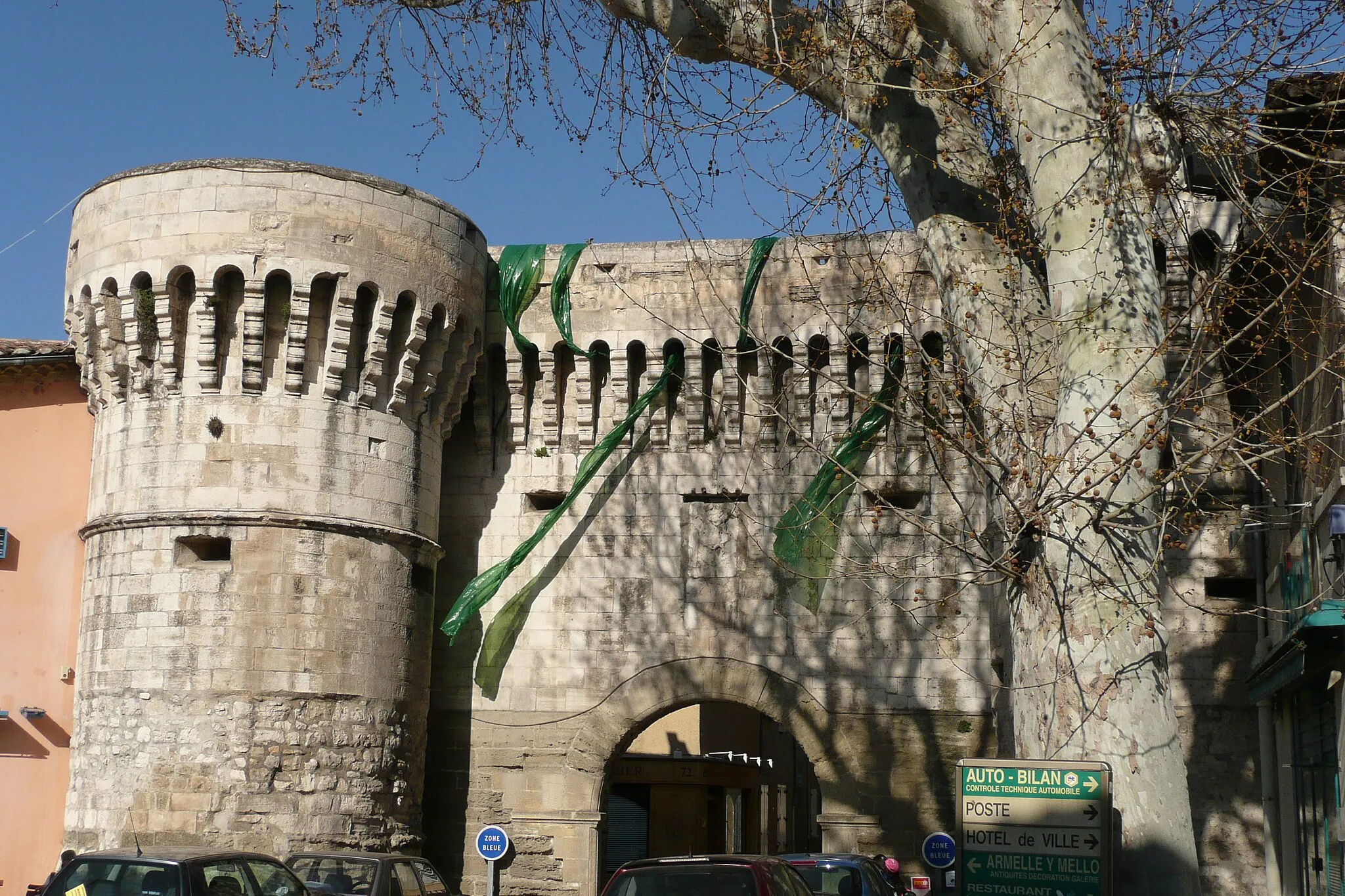 Photo showing: Porte à Pernes-les-Fontaines