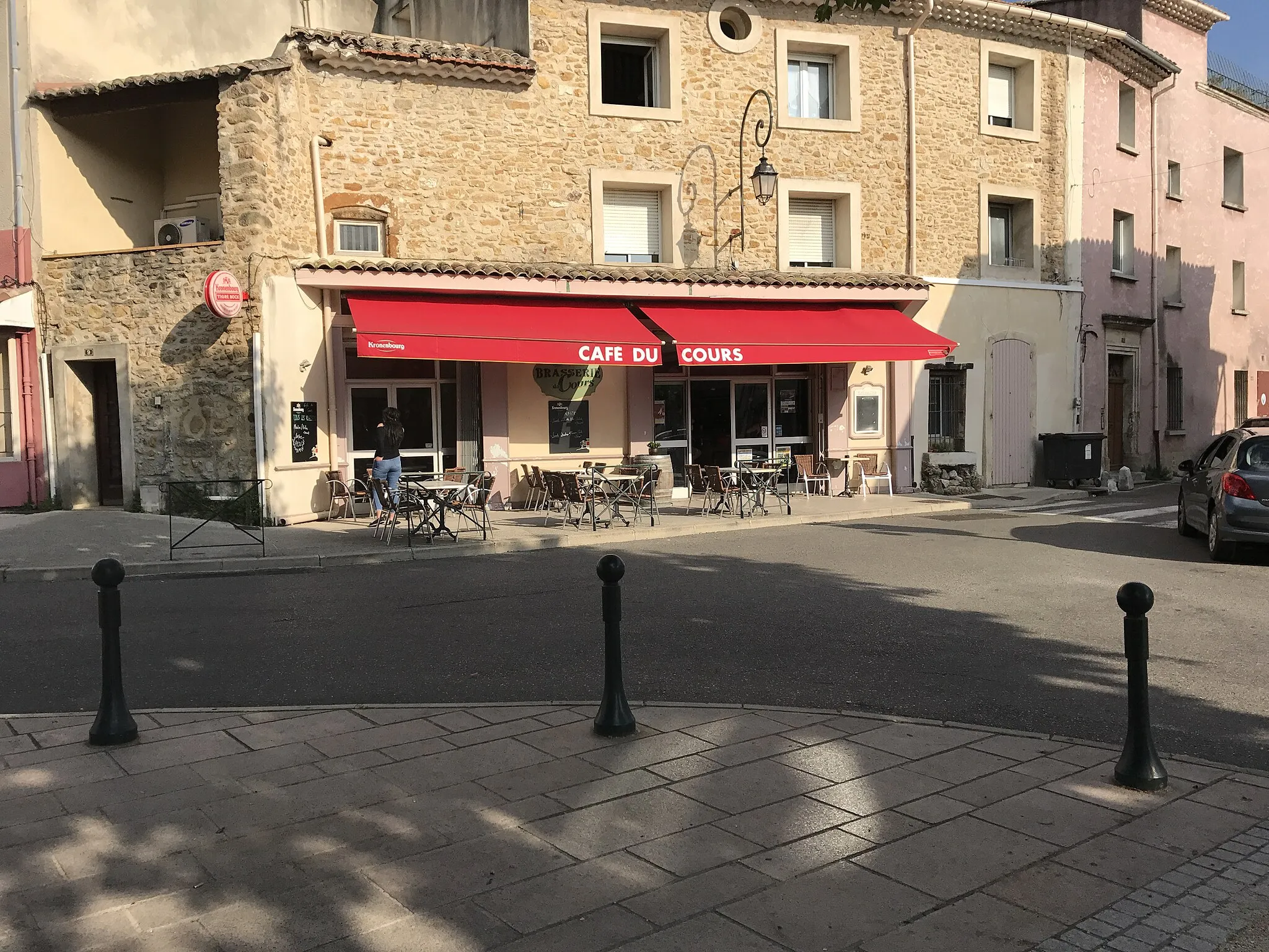 Photo showing: Café du Cours à Piolenc (Vaucluse) en 2017.