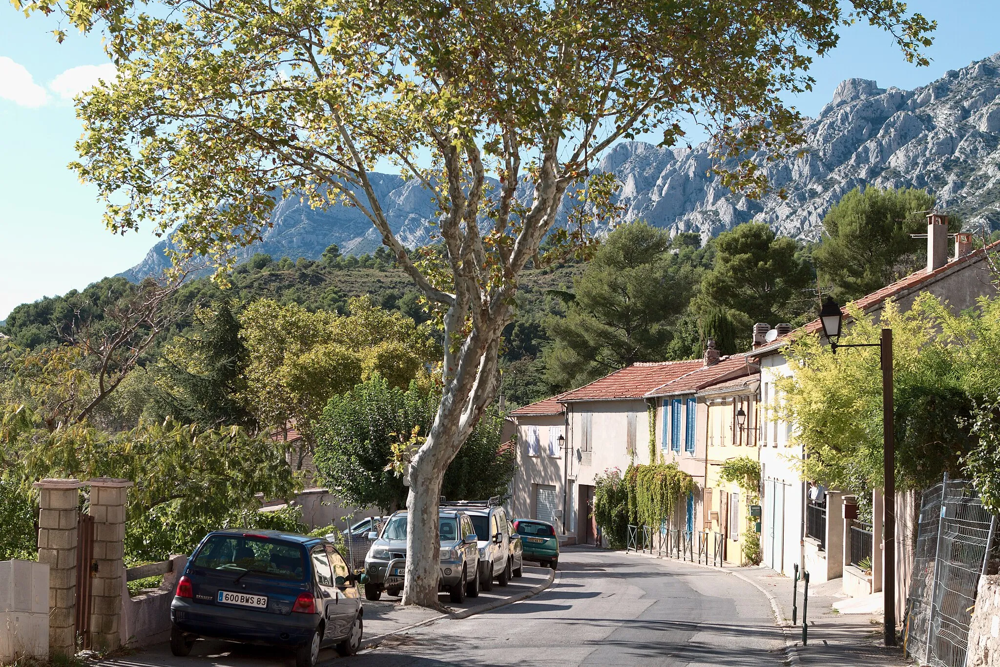 Photo showing: Main street of Puyloubier, Bouches-du-Rhône (France).