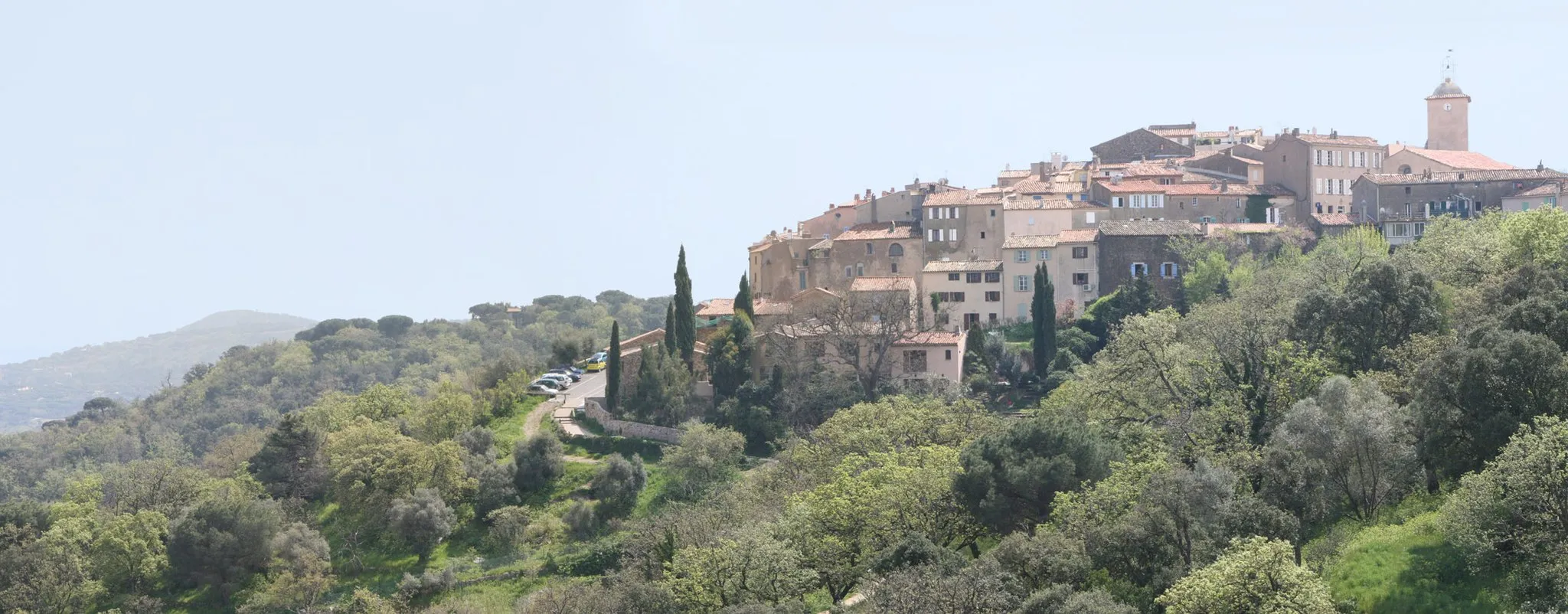 Photo showing: Vue de Ramatuelle (Var), au mois d'avril 2010.