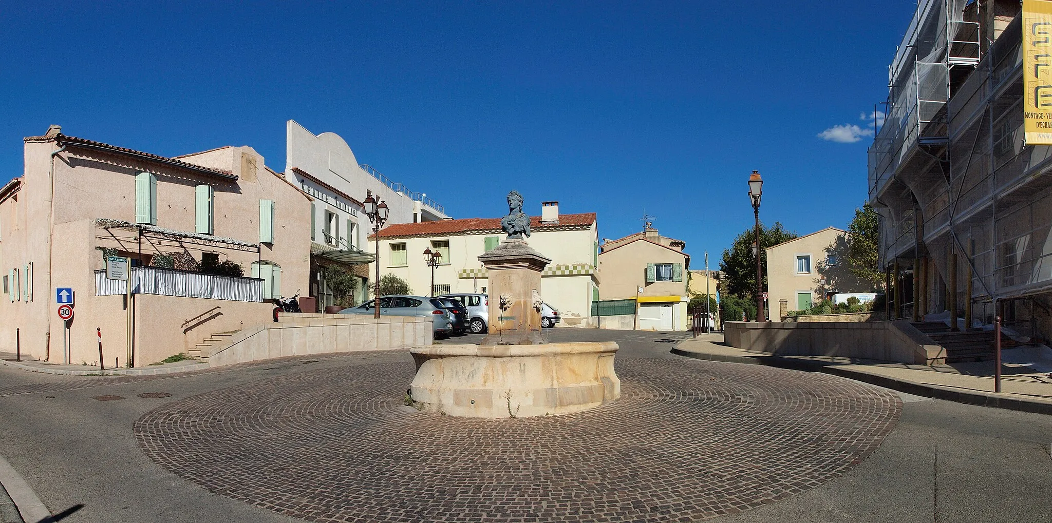 Photo showing: Rognac (Bouches-du-Rhône, France) ; la Grande Fontaine (au buste de Marianne) - montage panoramique de 2 photos