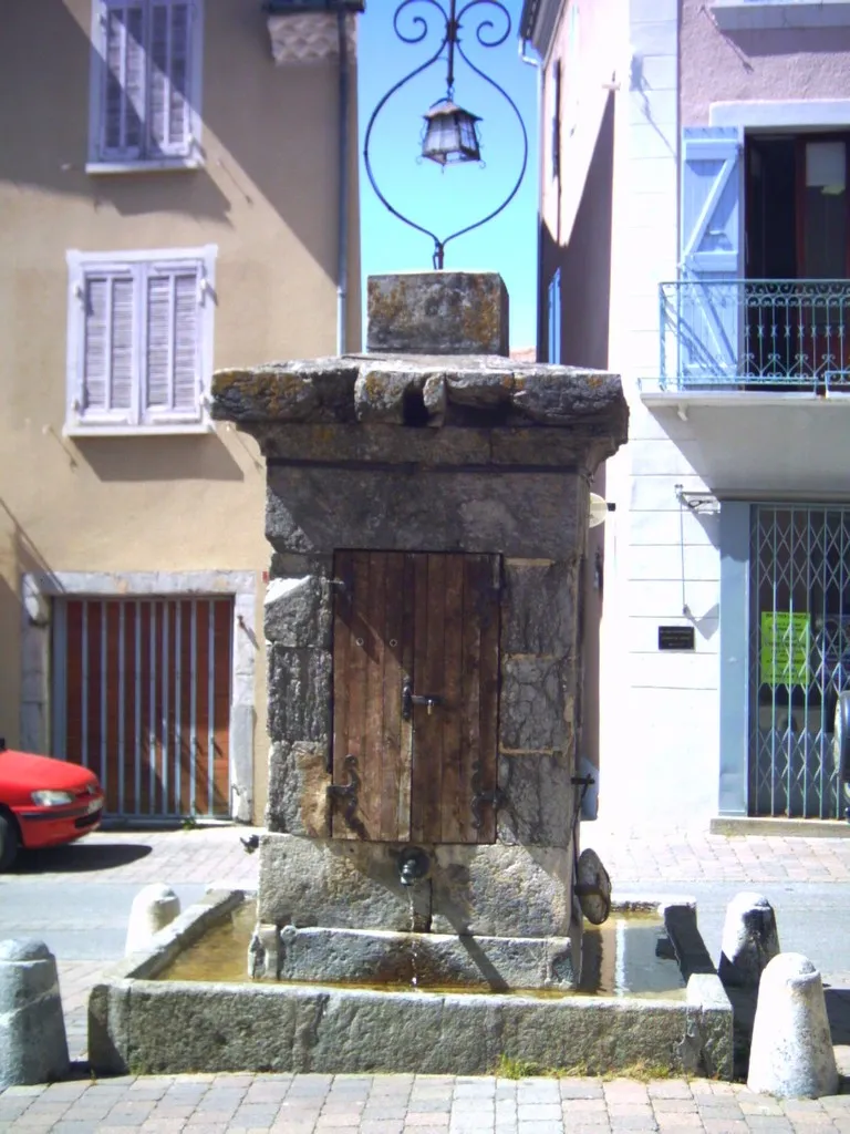 Photo showing: La fontaine de la place Grenette, à Saint-Bonnet