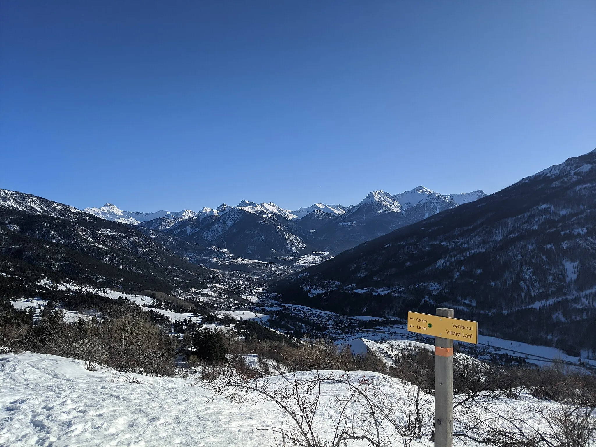 Photo showing: Picture overlooking the valley of Saint-Chaffrey and Briançon from high up on the Col du Granon in Winter