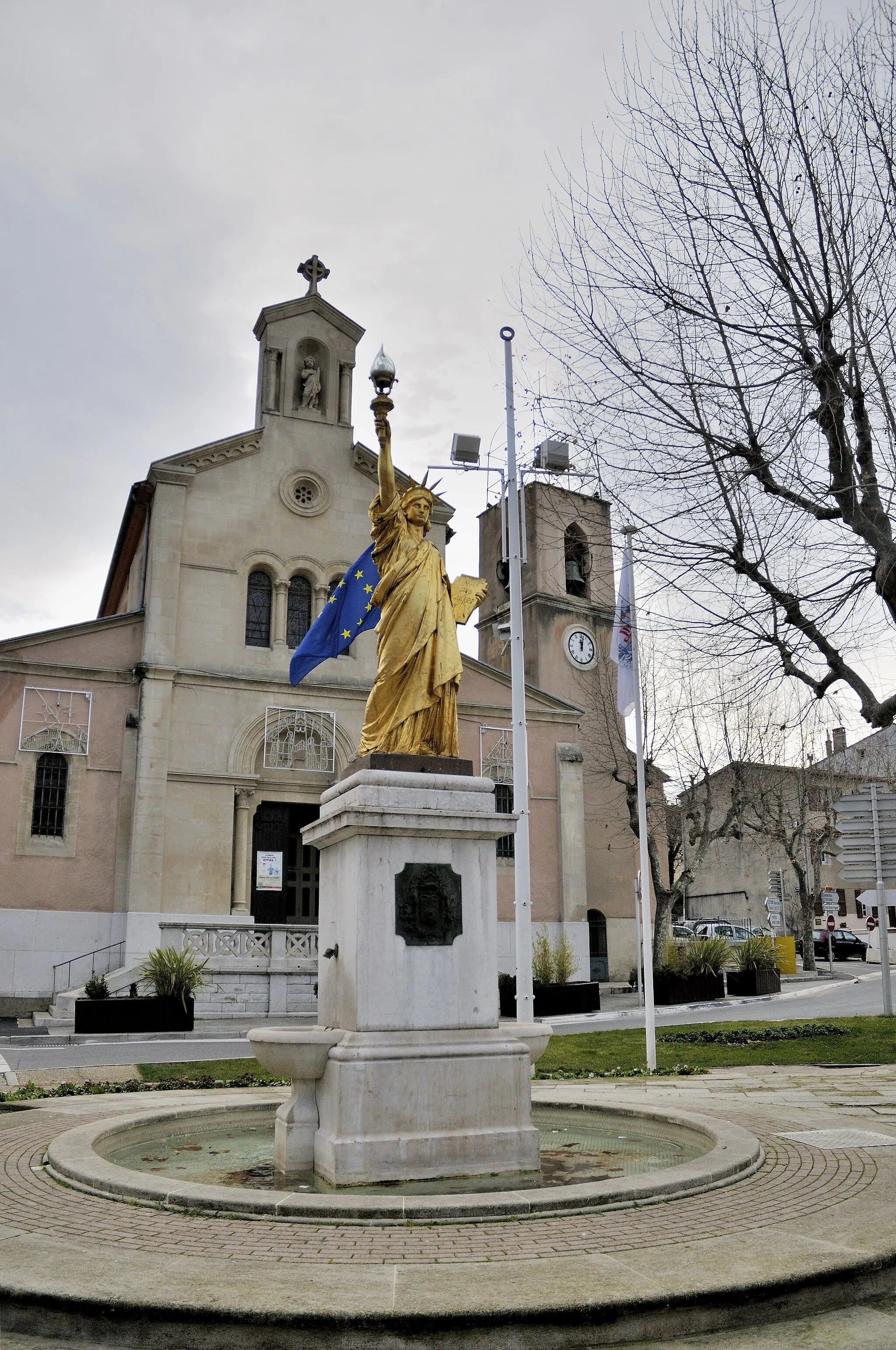 Photo showing: statue de la liberté et église de St Cyr sur mer