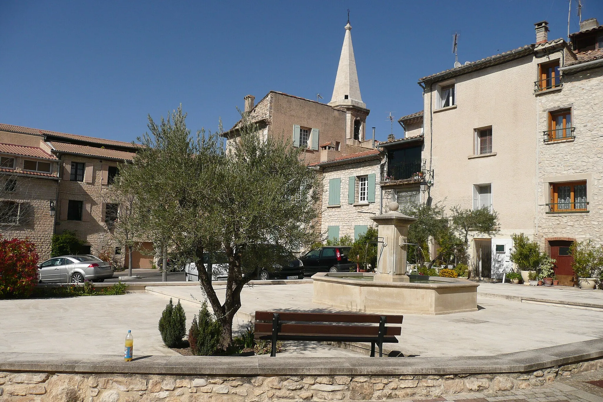 Photo showing: Place avec fontaine à Saint-Didier (Vaucluse)