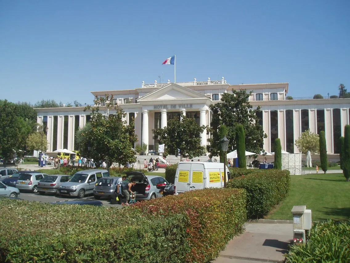 Photo showing: Town hall of Saint-Laurent-du-Var.