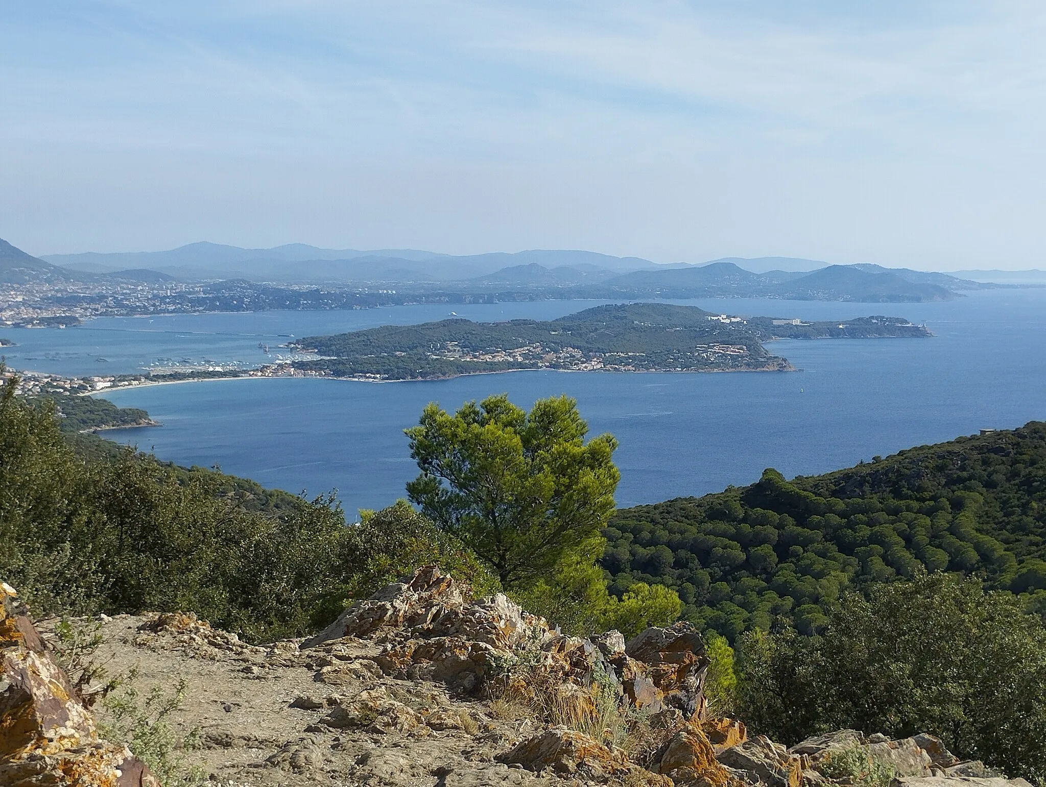 Photo showing: Vue des Sablettes et Saint-Mandrier, depuis Notre-Dame du Mai, au cap Sicié, Six-Fours-les-Plages, Var.