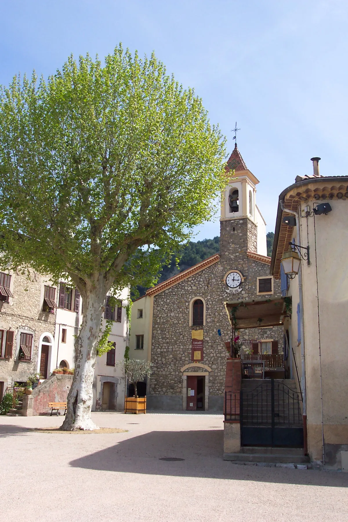 Photo showing: La place et l'église.