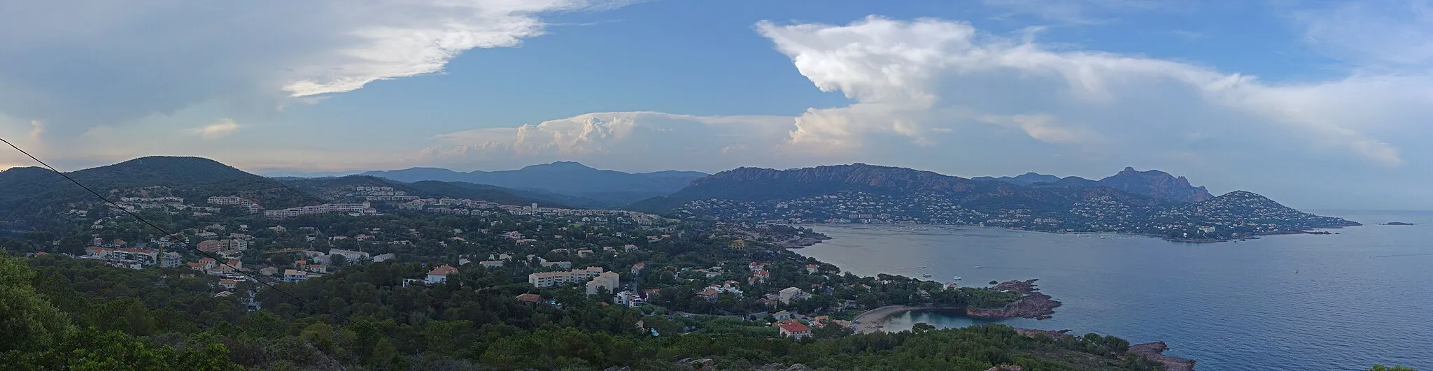 Photo showing: The eastern part of Saint-Raphaël with its village Agay as seen from Cap Dramont.