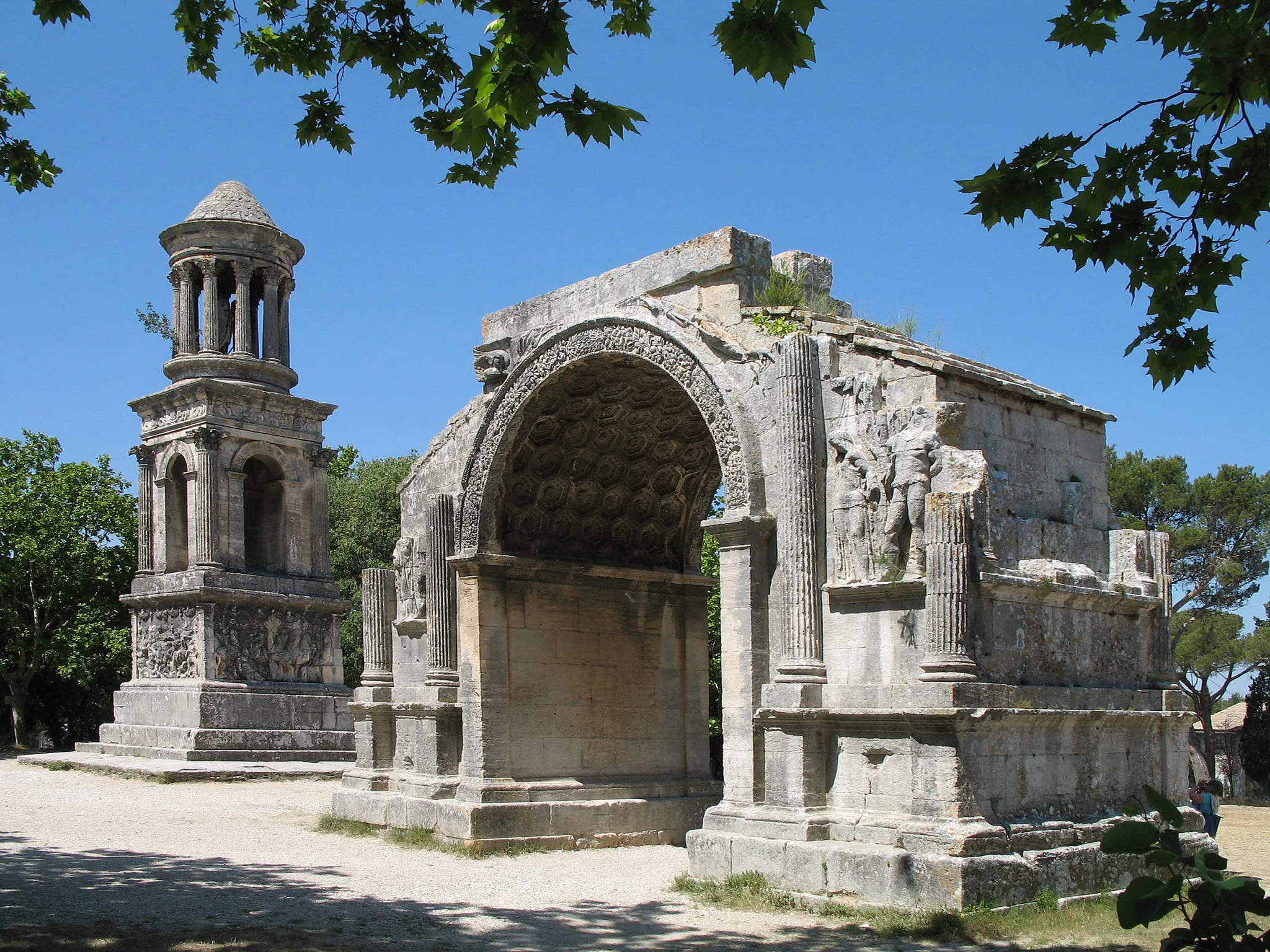 Photo showing: Saint-Rémy-de-Provence (France): Roman site 'Les Antiques', with the Mausoleum (left) and the Arch (right)