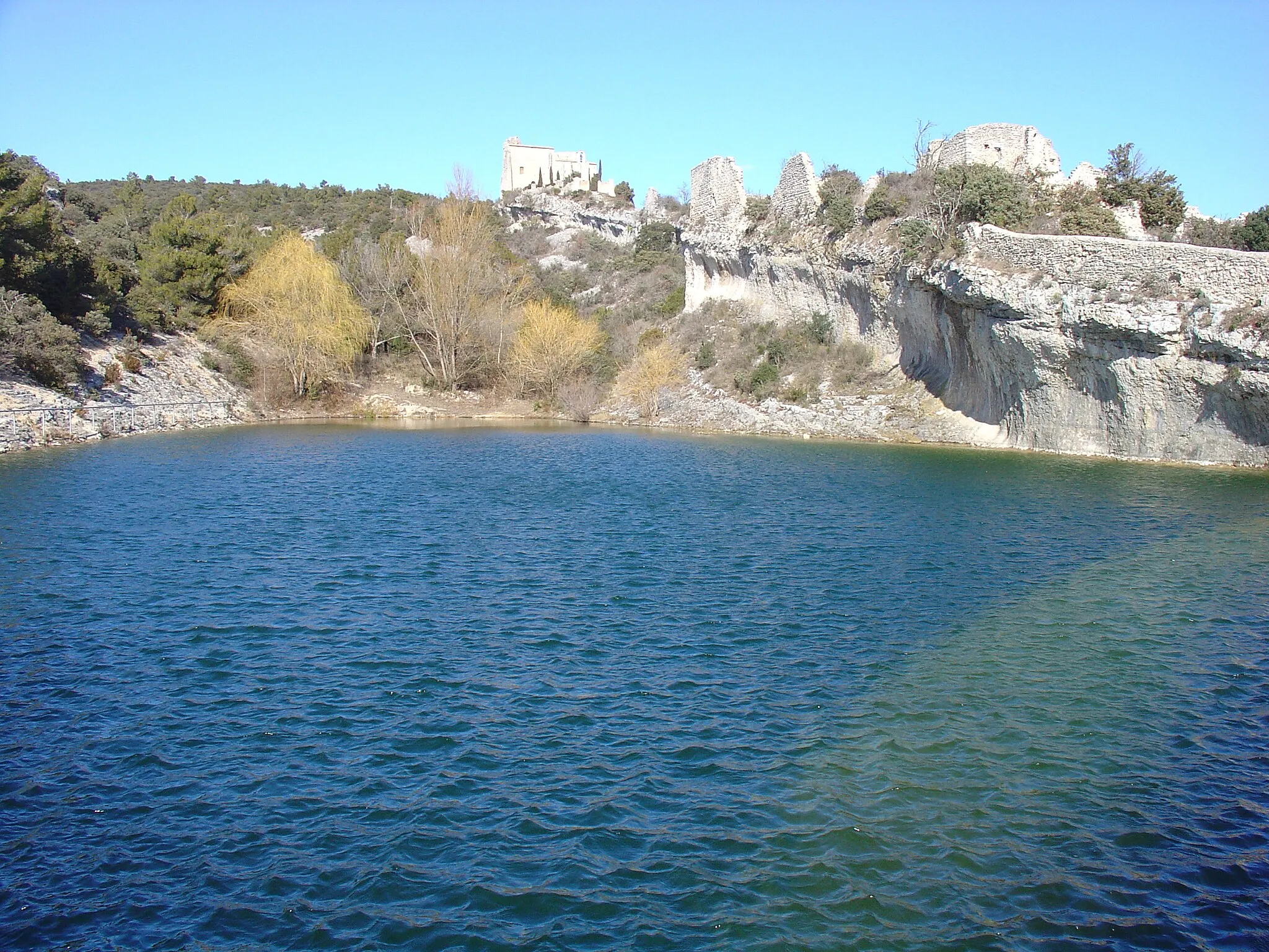 Photo showing: Barrage et chateau de Saint-Saturnin-Lès-Apt