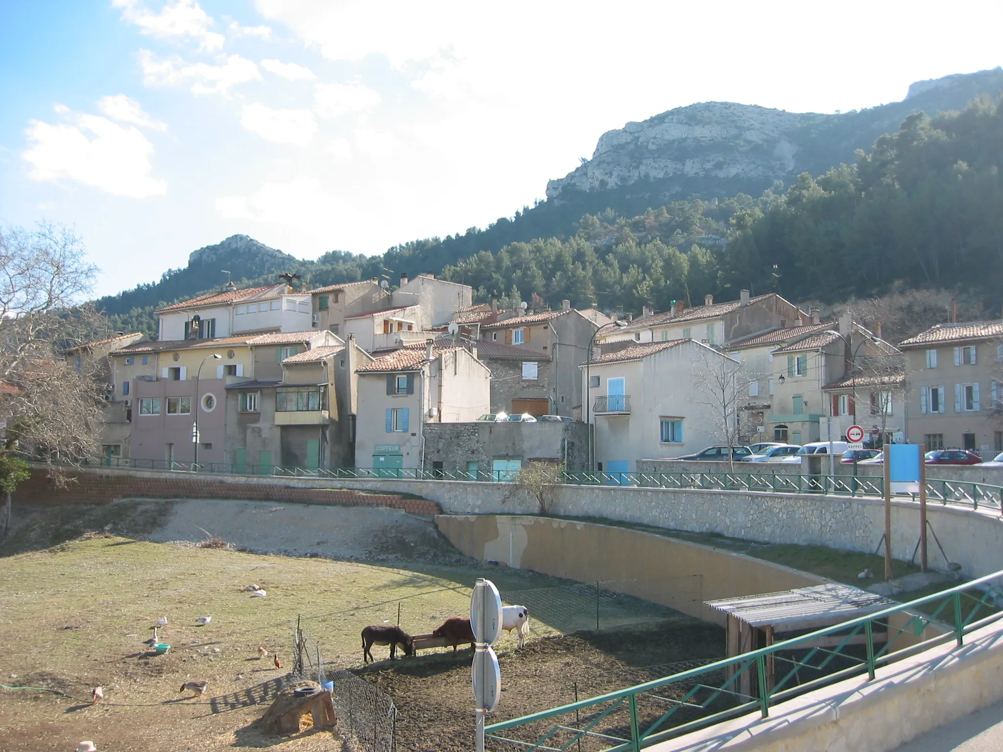 Photo showing: Saint-Savournin depuis le chemin du château (entrée ouest), Bouches-du-Rhône, France. Photo prise le 1er mars 2006.
Auteur : Ludovic Ruat (utilisateur:civodule)