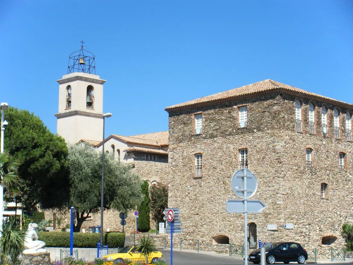 Photo showing: This building is indexed in the base Mérimée, a database of architectural heritage maintained by the French Ministry of Culture, under the reference PA00081708 .