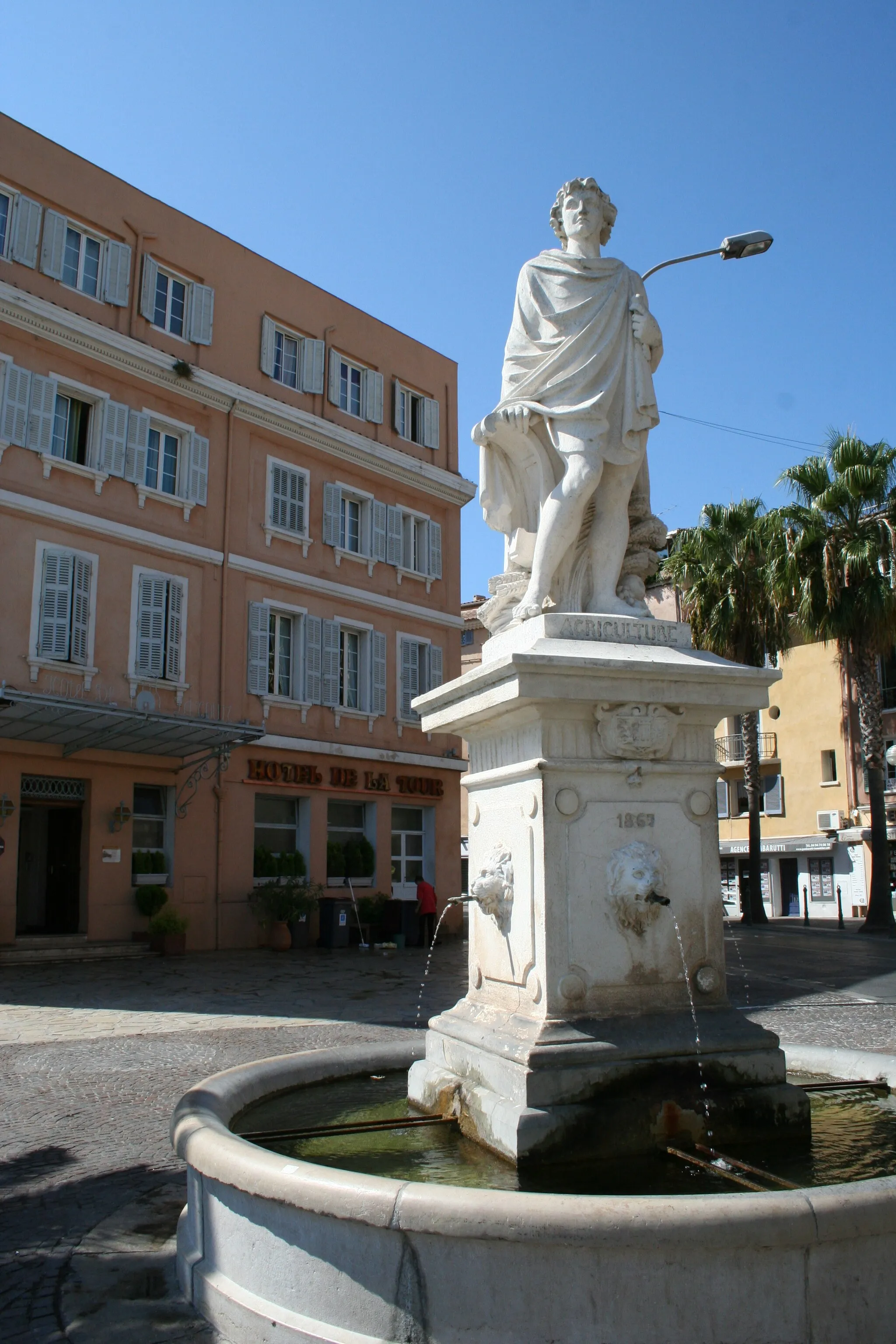 Photo showing: Statue de 1867 représentant l'agriculture réalisée par émile Aldebert et située à Sanary (Var)