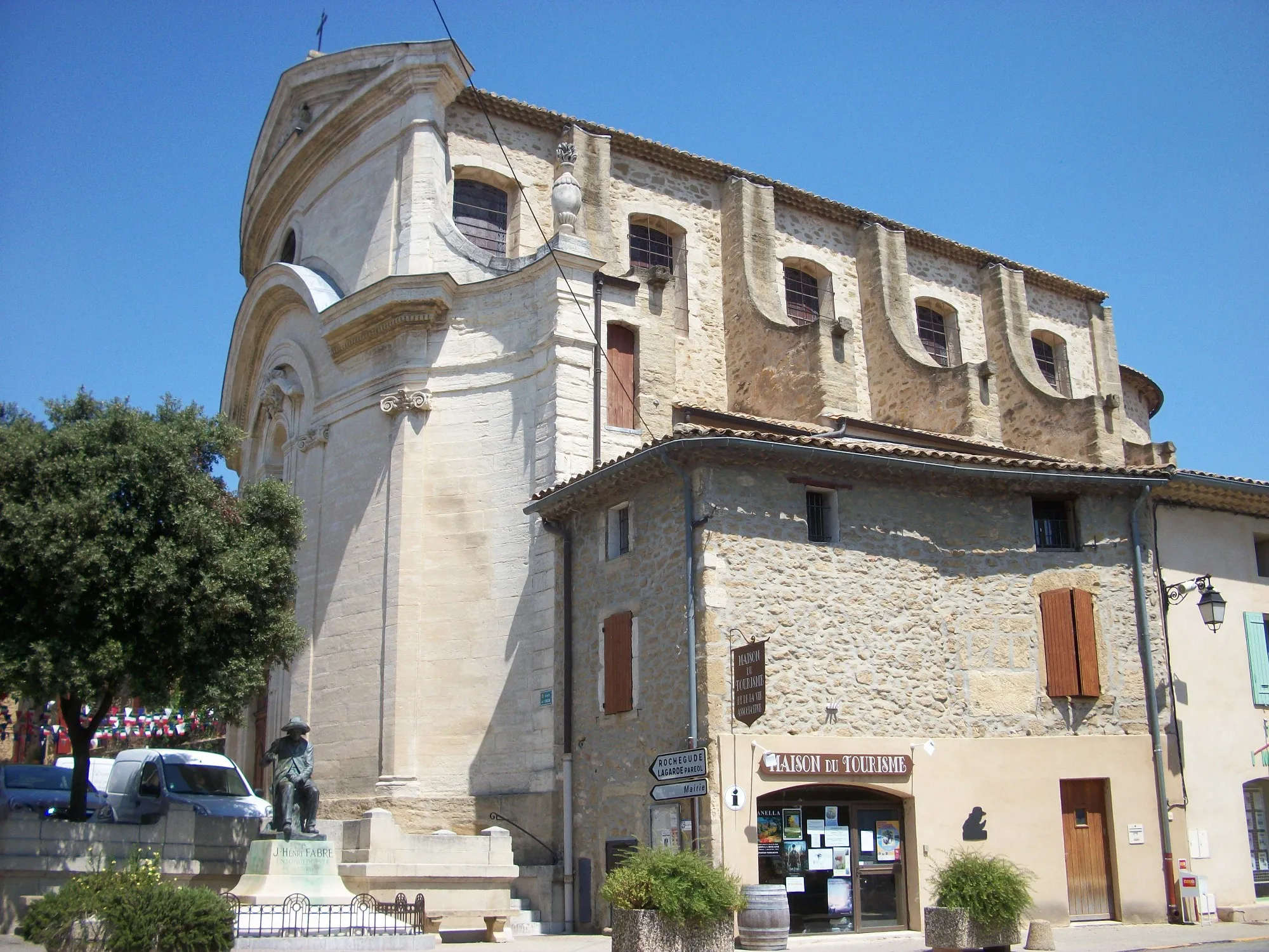 Photo showing: St-Etienne Church in the village center of Sérignan-du-Comtat, Vaucluse, France.