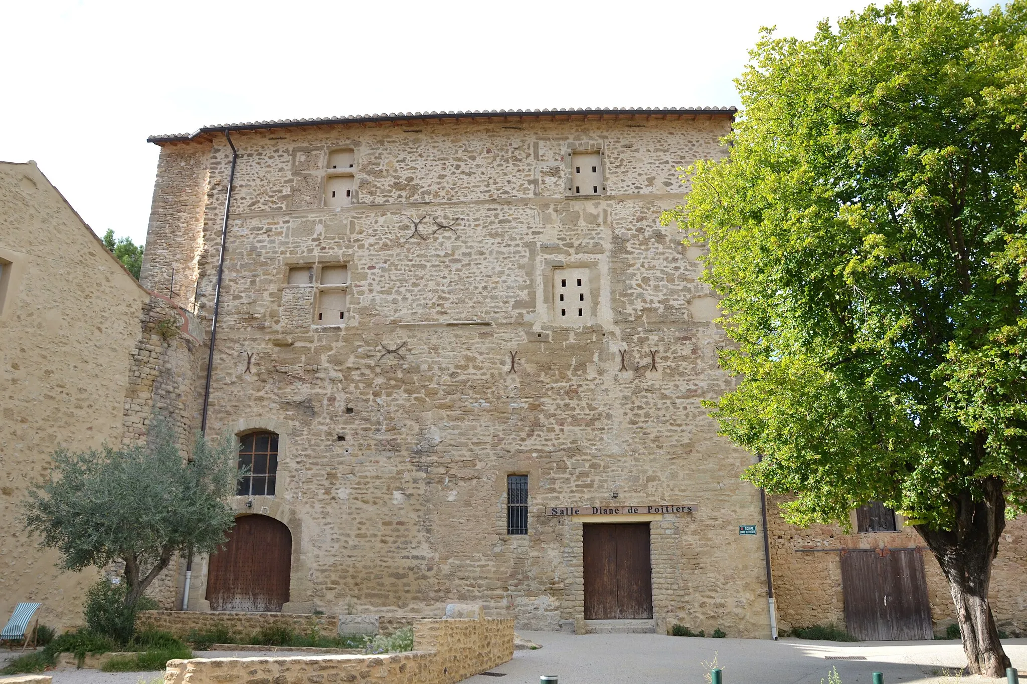 Photo showing: This building is indexed in the base Mérimée, a database of architectural heritage maintained by the French Ministry of Culture, under the reference PA00132927 .