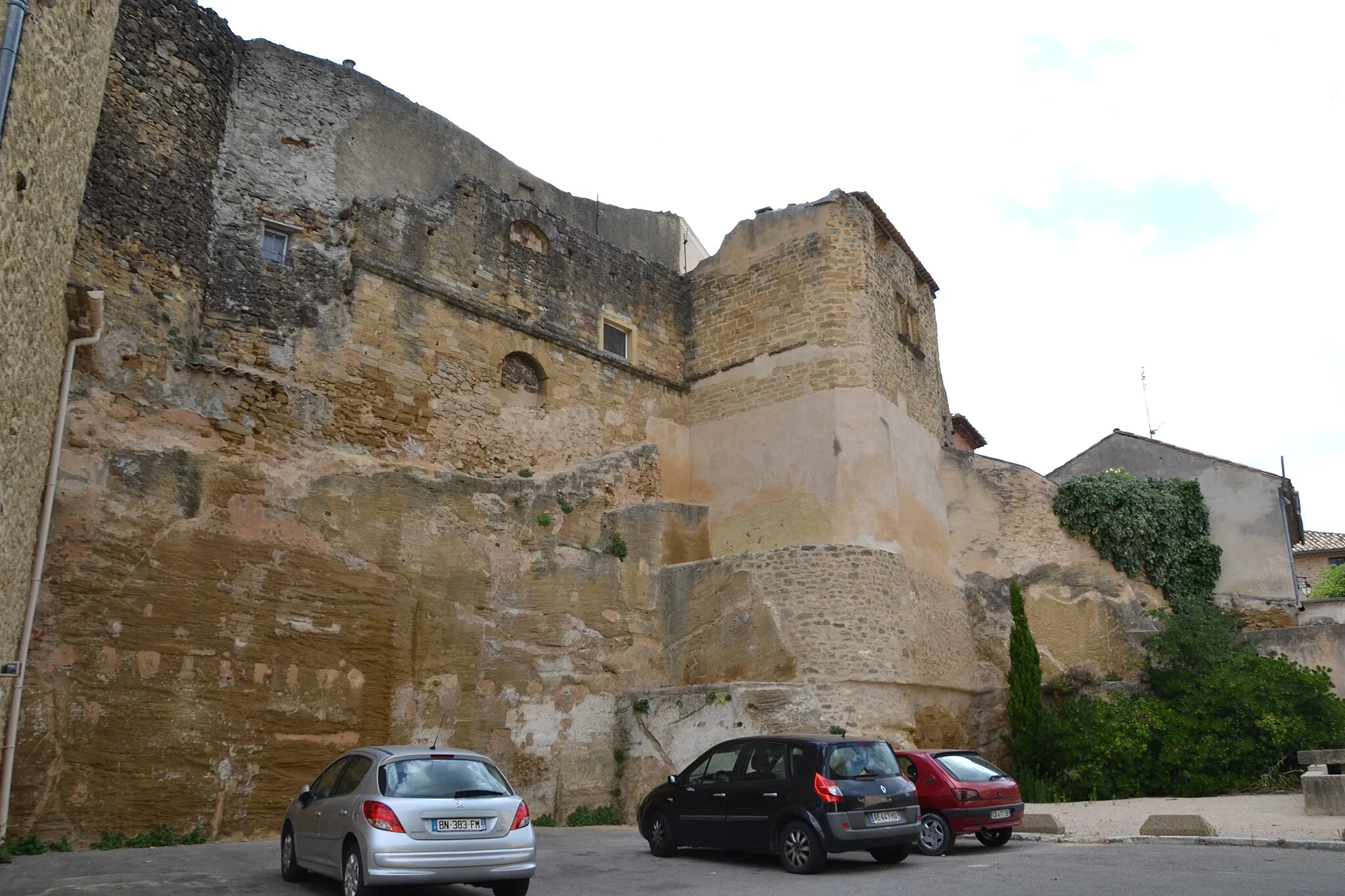 Photo showing: Remparts de Sérignan du Comtat