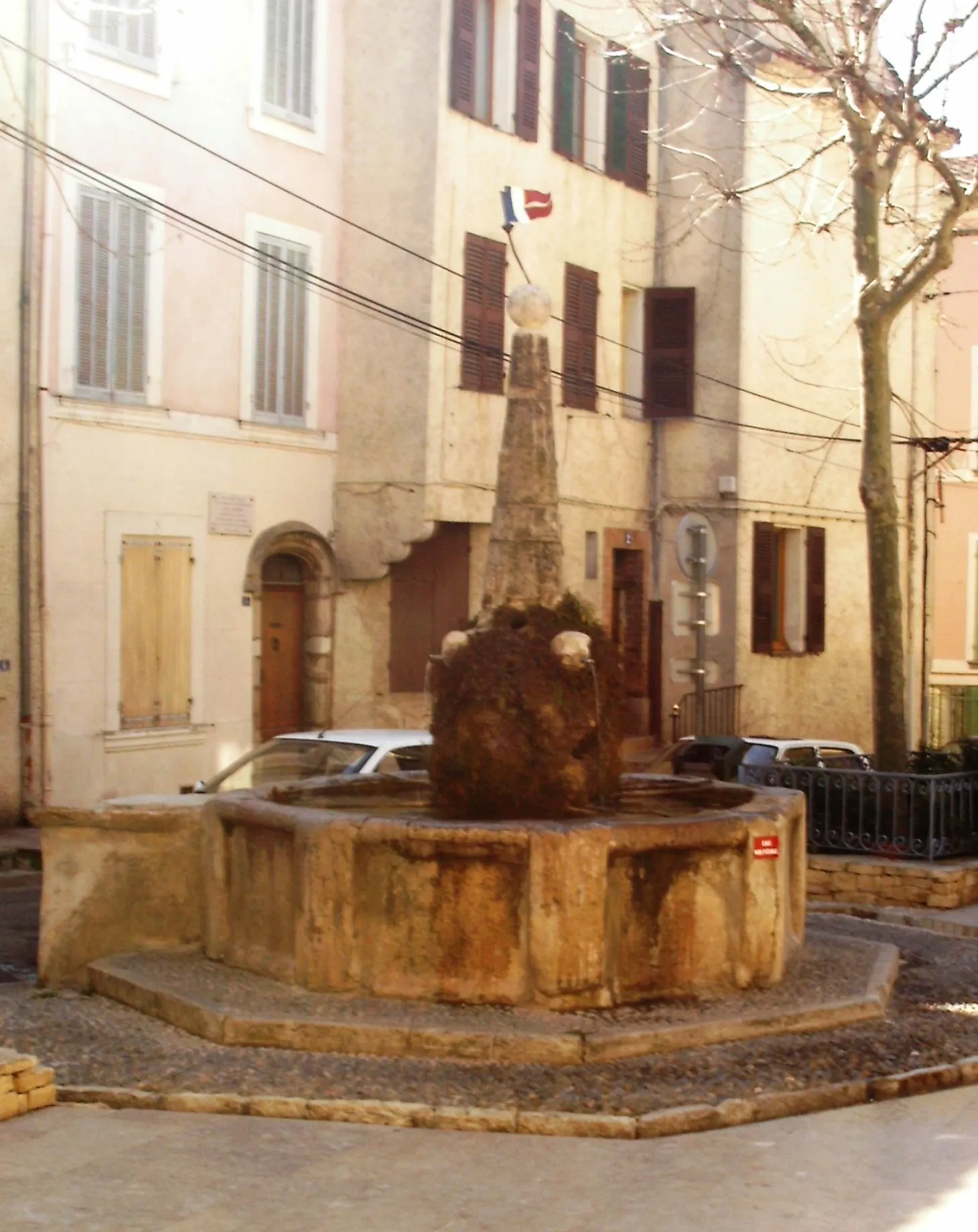 Photo showing: fontaine de la place du marché