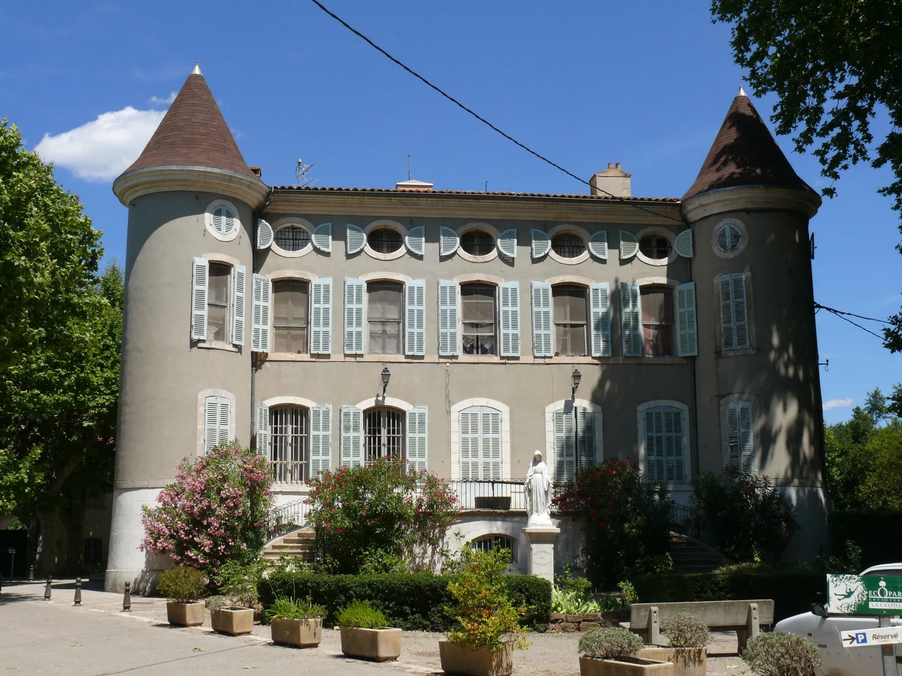 Photo showing: The castle of the diocesan domain of La Castille in Solliès-Ville (Var, Provence-Alpes-Côte d'Azur, France).