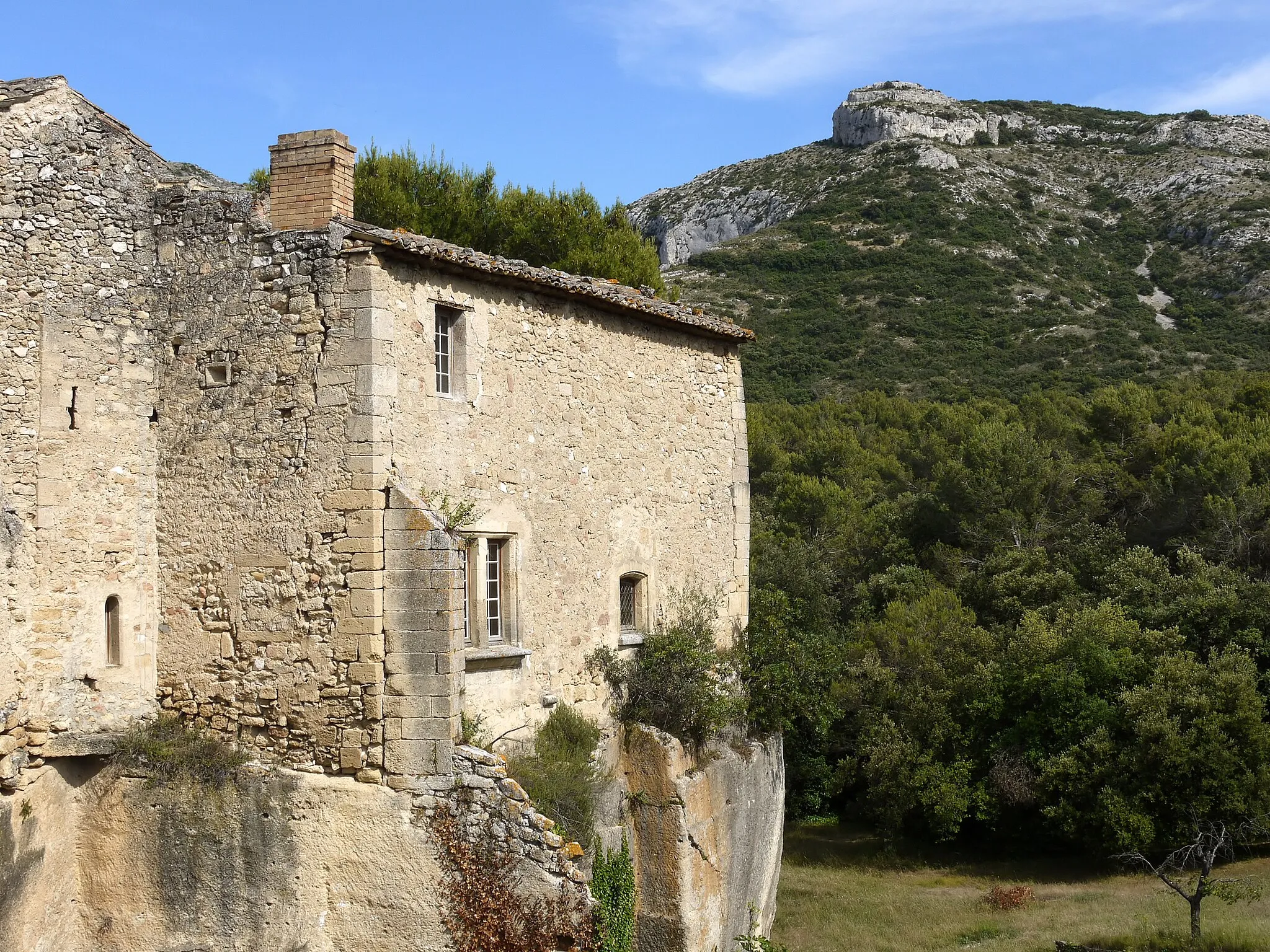 Photo showing: The
presbytery Ste Luce (11th century) is built on cliffs  which dominates the village of Les Taillades Provence  France